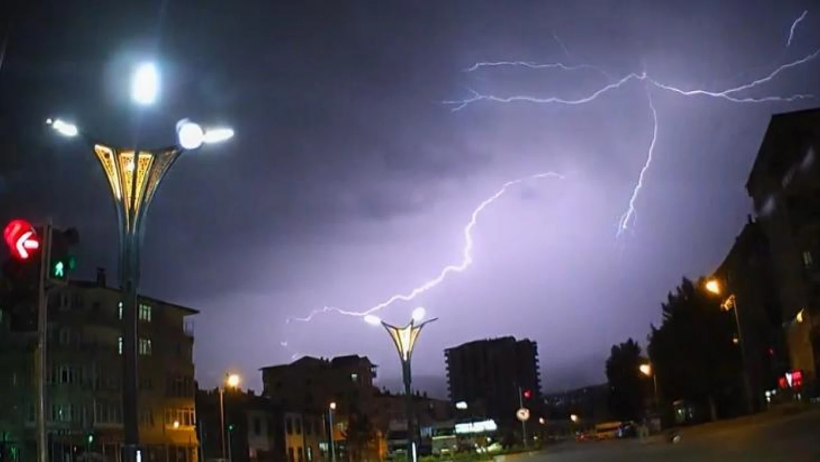 Tokat'ta şimşekler gecenin karanlığını aydınlattı, dolu yağışı etkili oldu