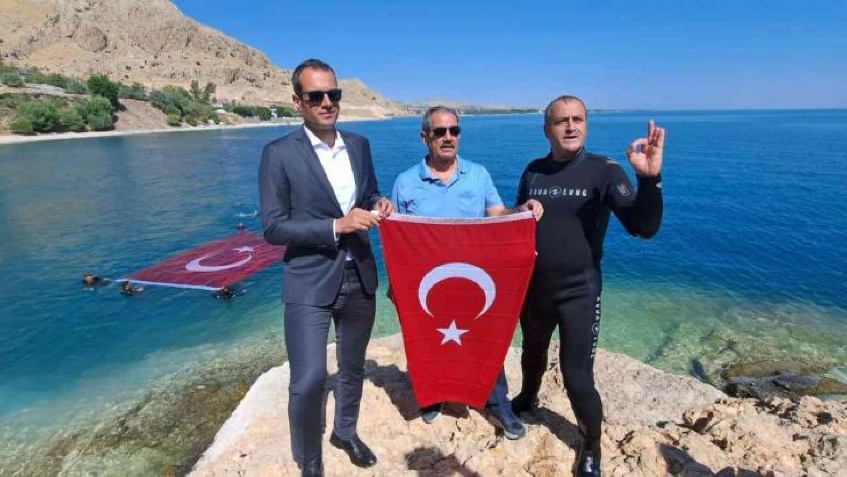 Van Gölü'nde dev Türk bayrağı açıldı
