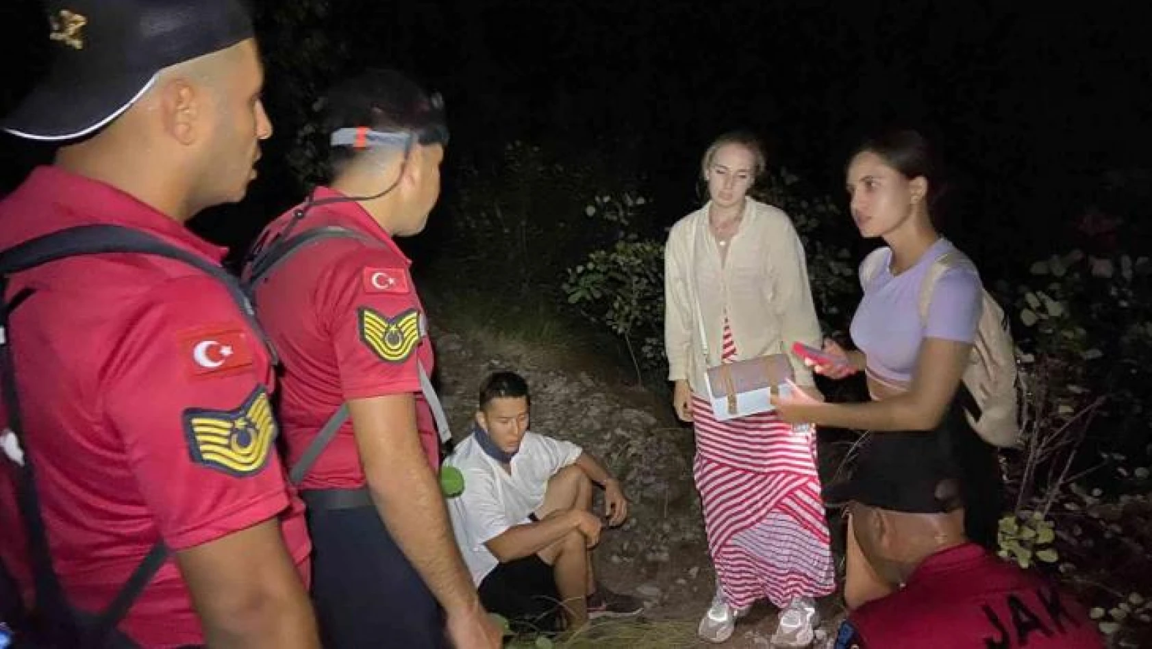Yolunu kaybedip dağda mahsur kalan 3 turist  jandarma tarafından kurtarıldı