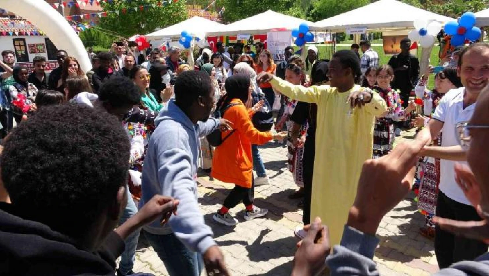 Afrikalı öğrenciler 'Tokat sarması' oynadı