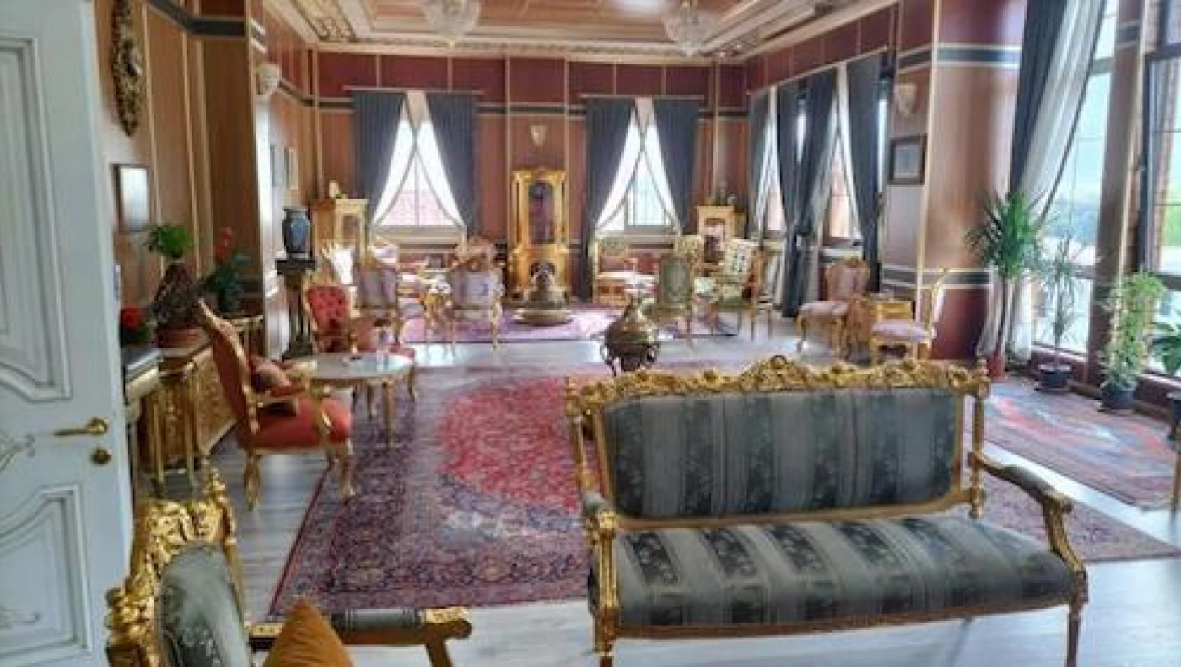 AK Parti'ye muhasebe dersleri: İlçe belediyesinde sarayı andıran makam odası