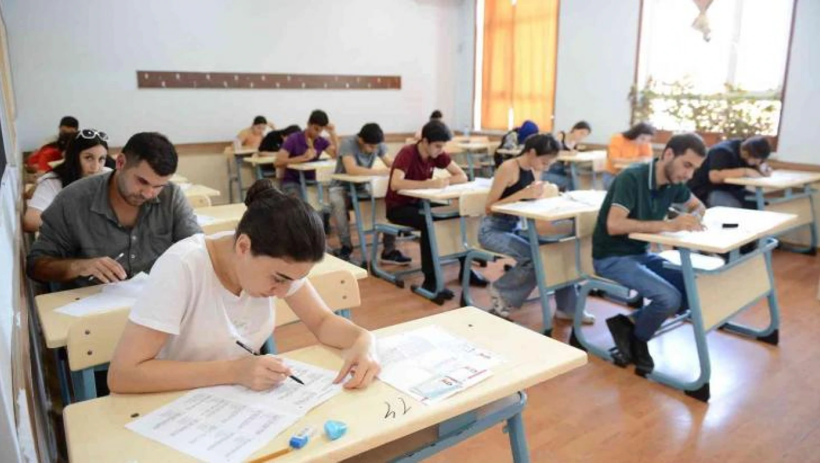 Azerbaycanlı öğrenciler, Anadolu Üniversitesi Açıköğretim Fakültesi yaz okulu sınavlarında ter döktü