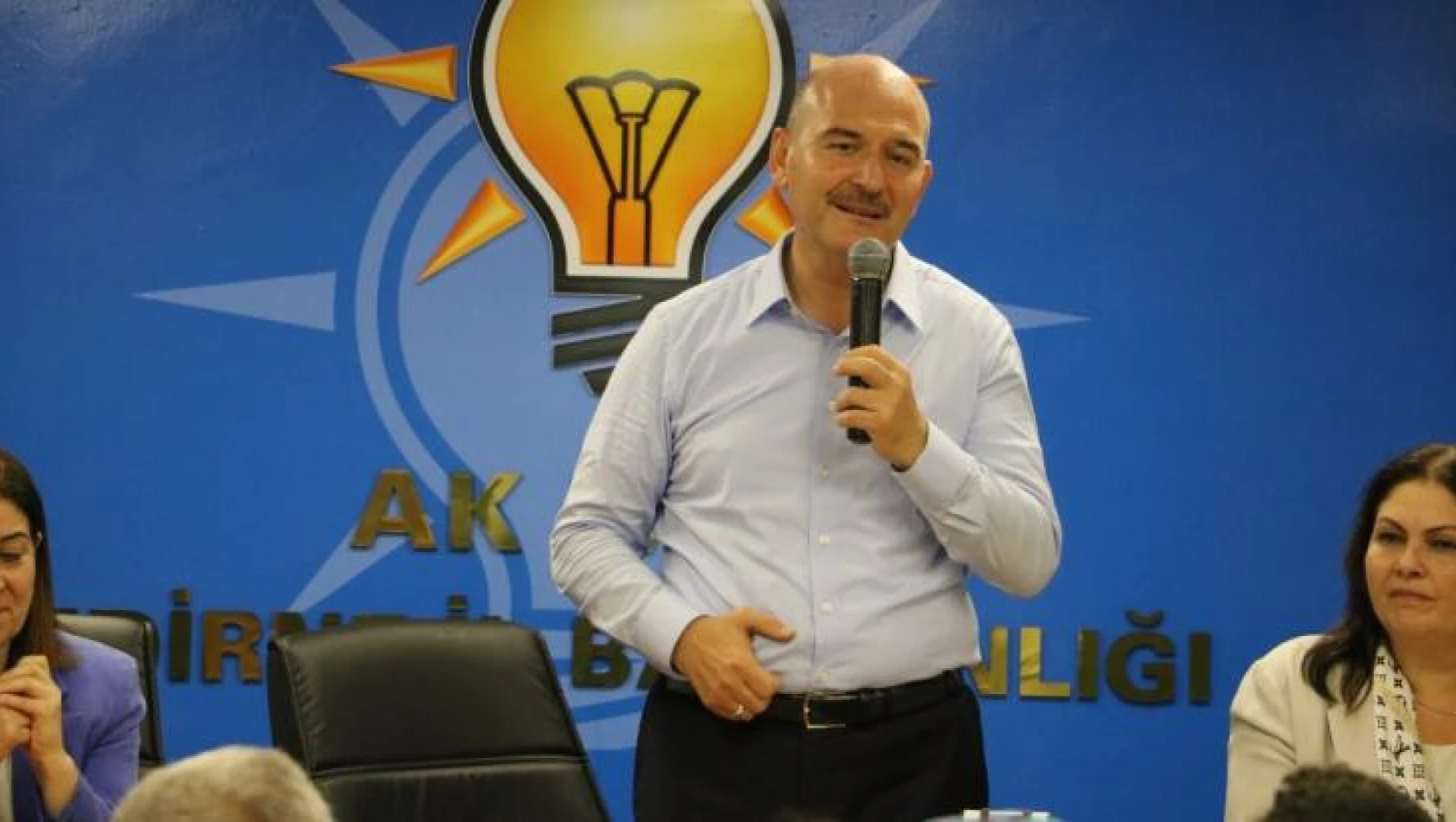 Bakan Soylu: 'HDP'nin eski Toroslar İlçe Başkanı 15 yaşındaki kız çocuğunu terör örgütüne götürmeye çalışırken yakalandı'