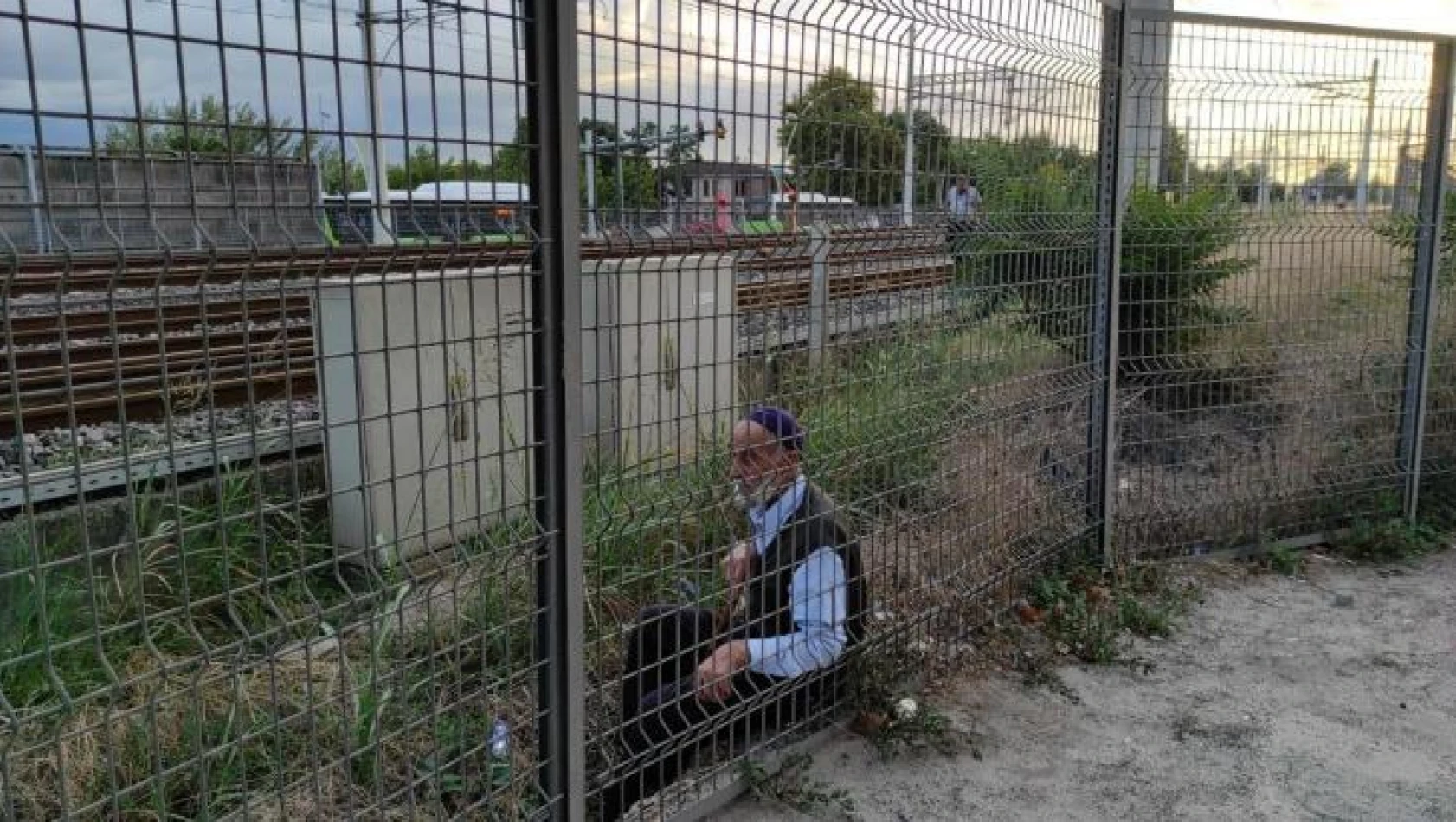 Bileti olmadığı için trene alınmadı, tren yoluna çıkarak 1 kilometre yürüdü