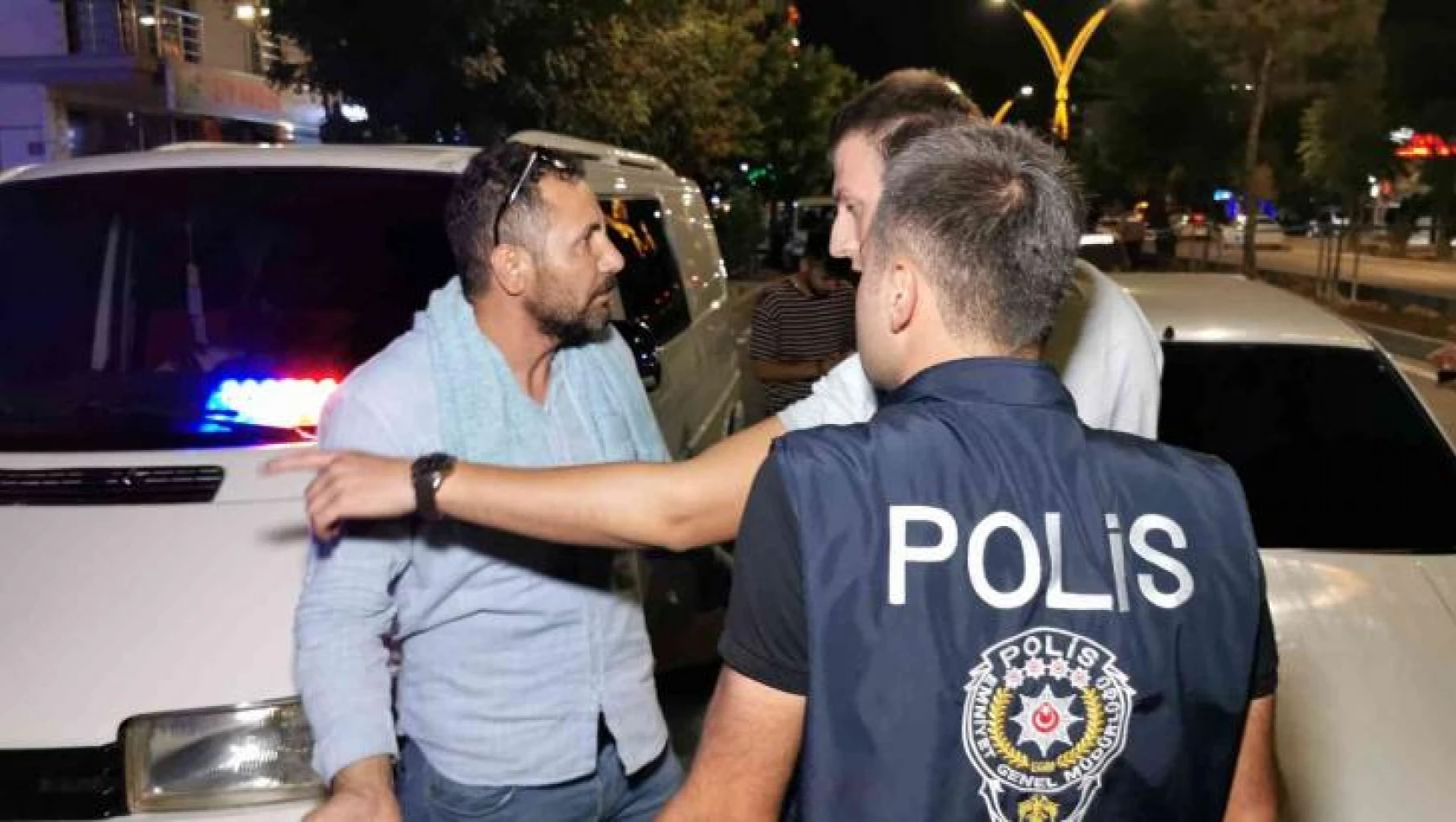 Çakarlı araçla yakalandı, 'Abartıyorsunuz, vatan haini miyim?' dedi