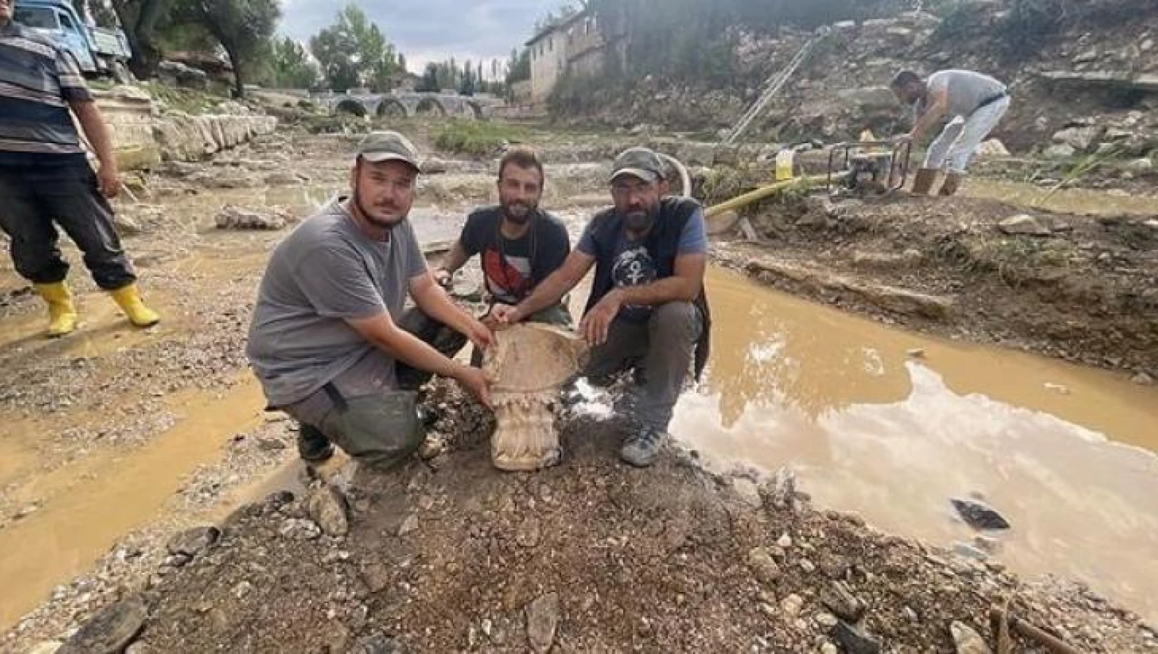 Çavdarhisar Aizanoi Antik Kenti'ndeki kazılarda güneş saatine ulaşıldı