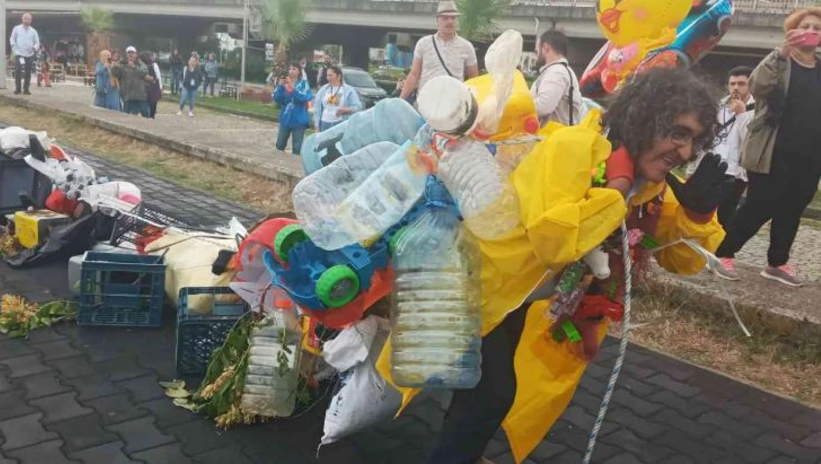 Çevre kirliliğine dikkat çekmek için sıra dışı bir etkinliğe imza attı