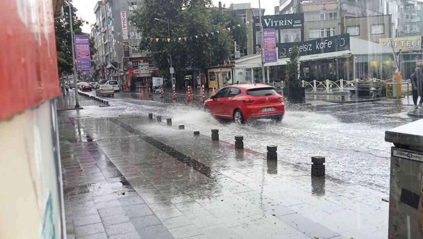 Çorlu'da yağmur yolları göle çevirdi