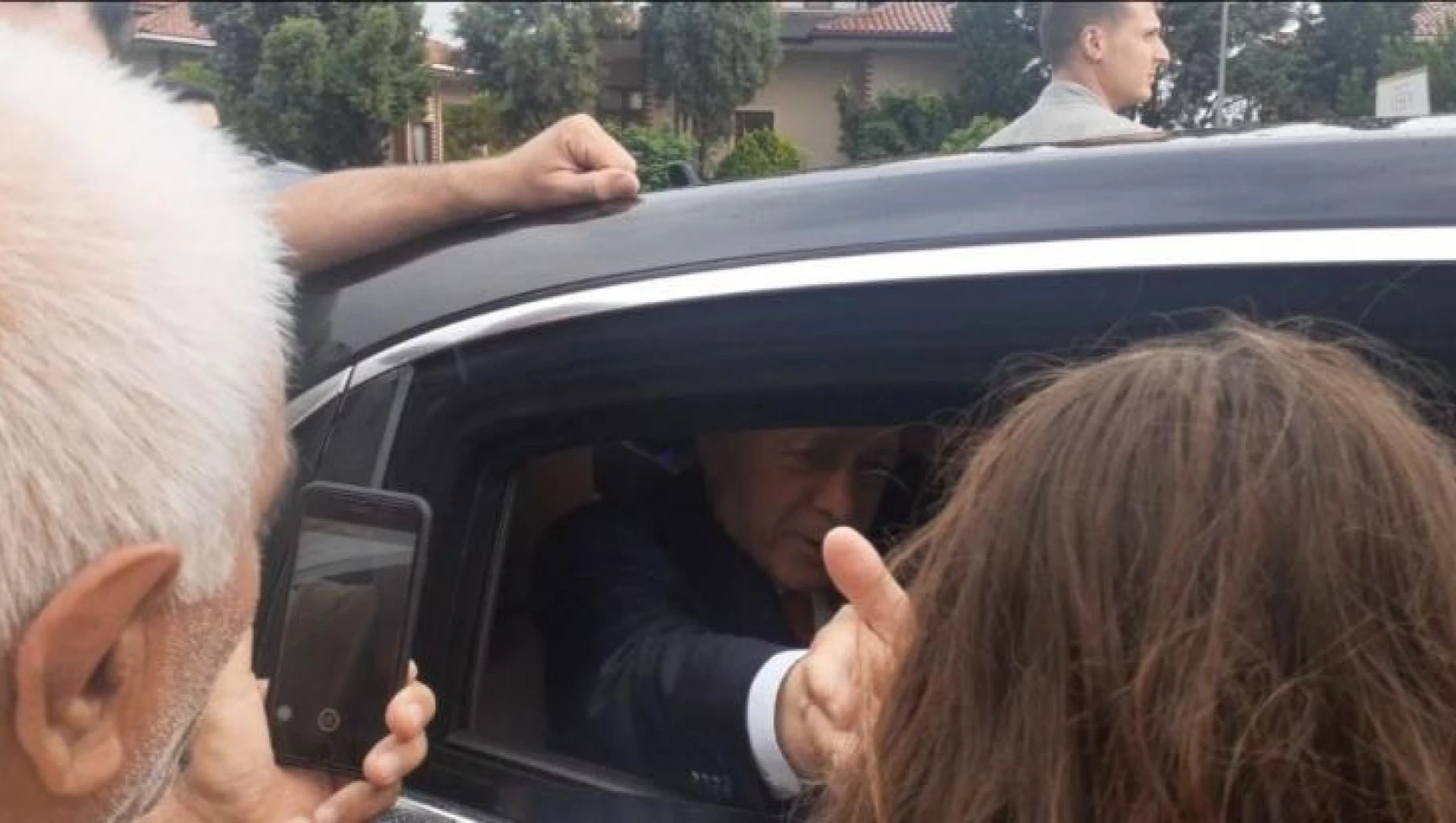 Cumhurbaşkanı Erdoğan 'Tayyip dede' diye seslenen çocuklara hediyeler verdi