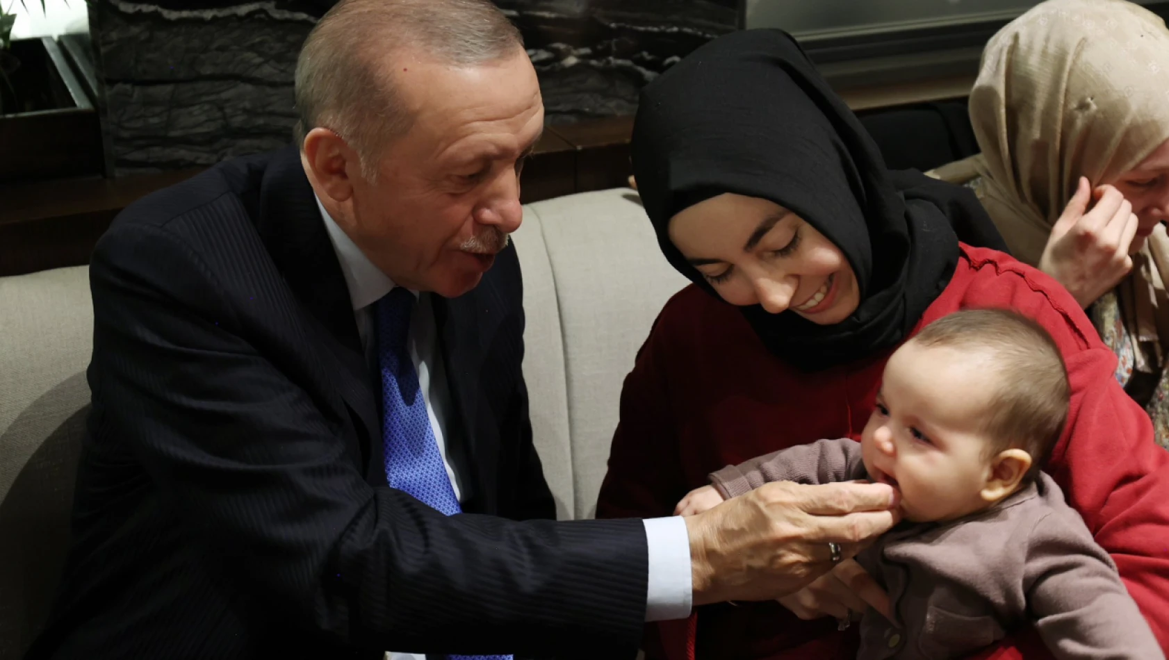 Cumhurbaşkanı Erdoğan iftar sonrası kafede gençlerle sohbet etti
