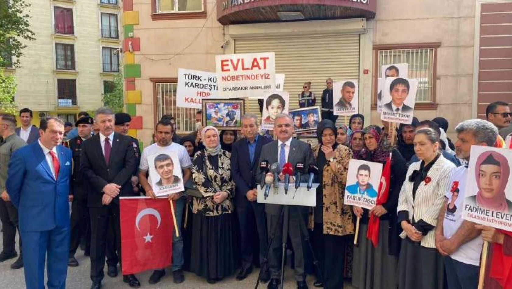 Diyarbakır Valisi Karaloğlu'ndan evlat nöbetindeki ailelere bayram ziyareti