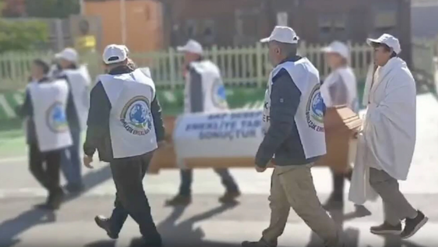 Emeklilerden tabutlu protesto