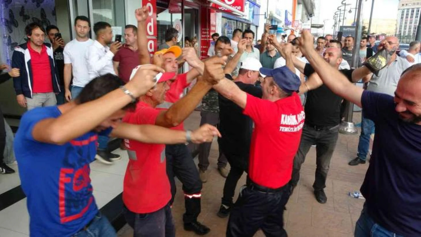 En düşük maaş 8 bin TL oldu, işçiler göbek atarak kutladı