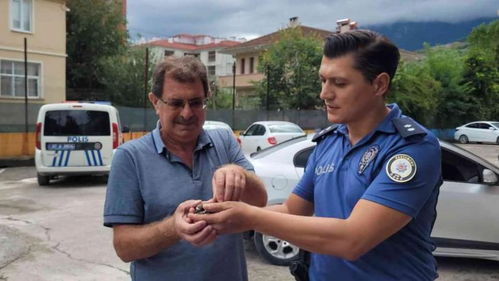 Ender rastlanan halkalı küçük cılıbıt kuşuna polis şefkati