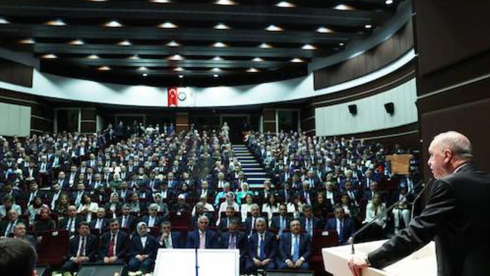 Erdoğan'dan partililere ve kamuoyuna 'değişim' mesajı: Yanlışta ısrar kaybettirir
