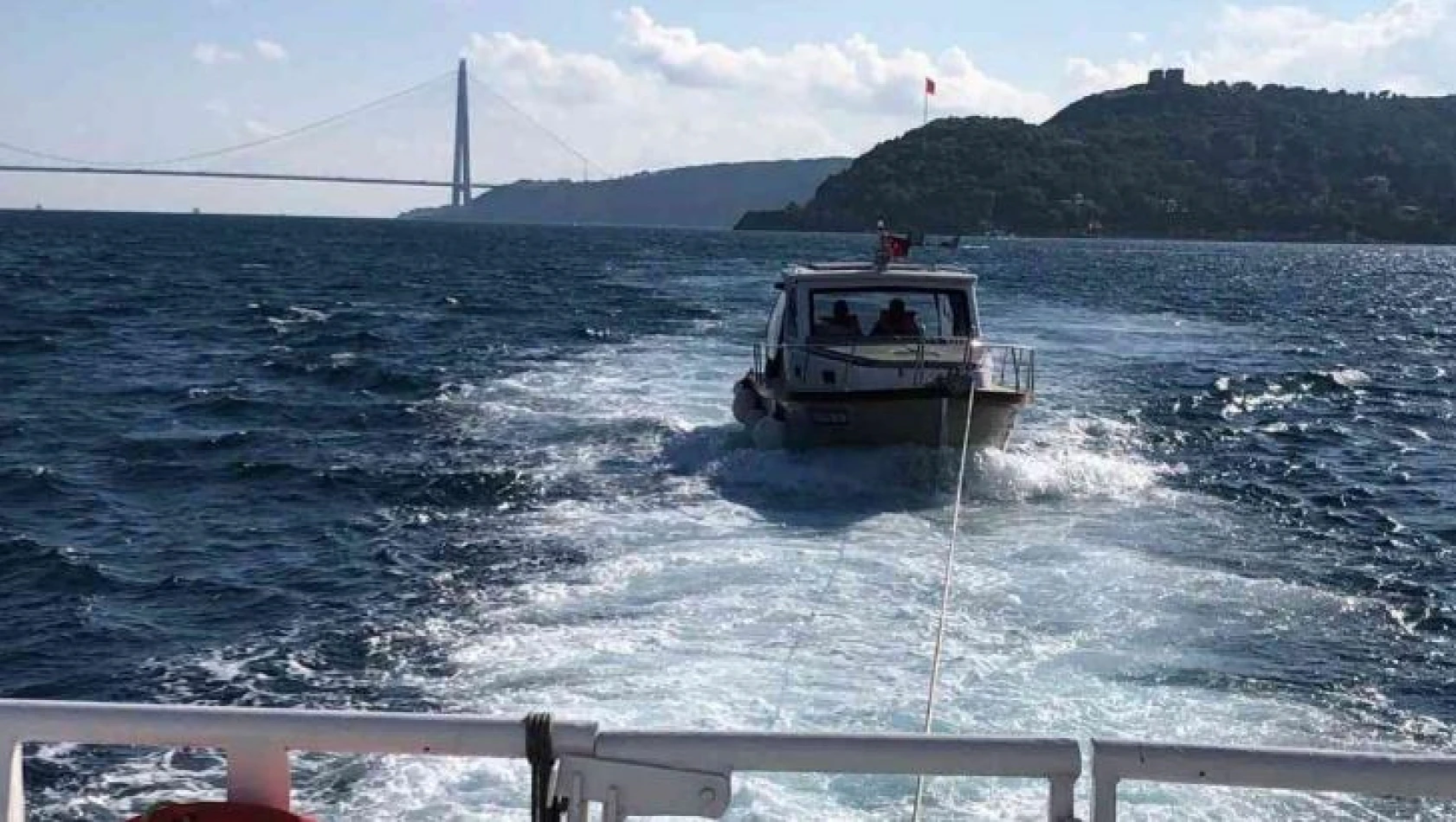 İstanbul Boğaz'ında sürüklenen tekneyi Kıyı Emniyeti kurtardı