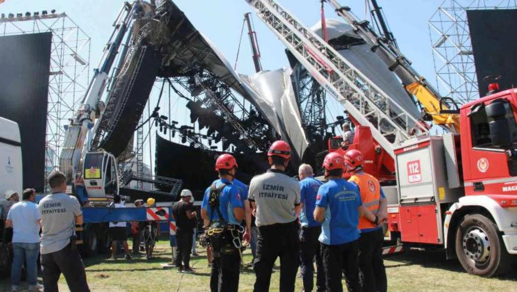 İzmir'de Tarkan konseri öncesi çöken sahne kaldırılıyor