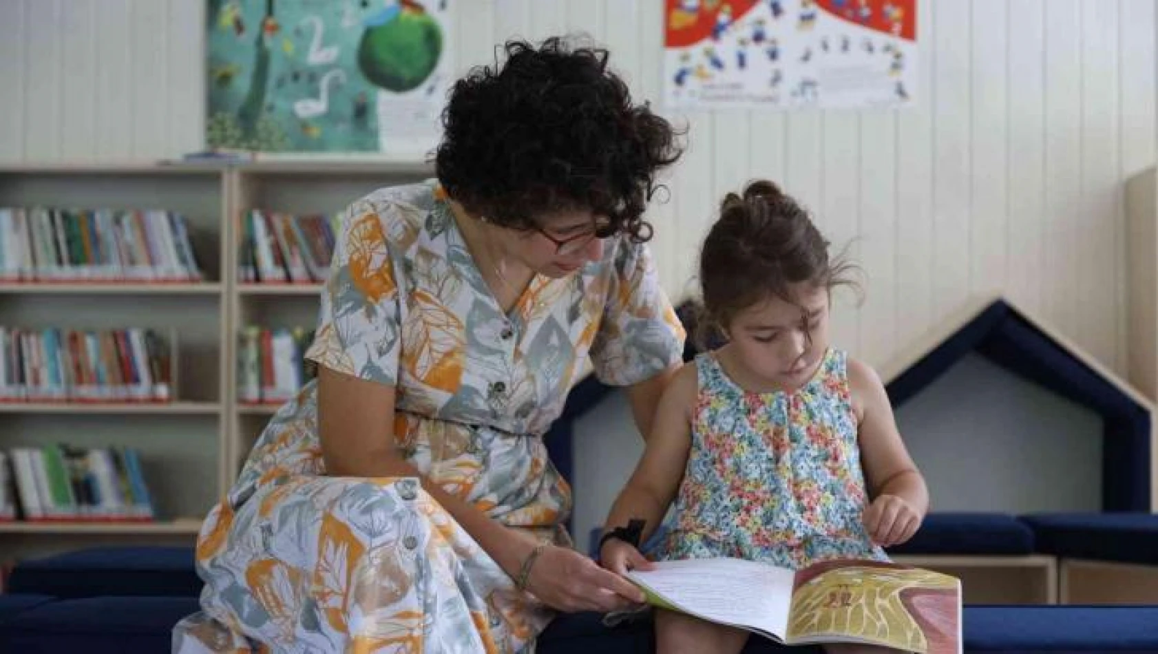 Kadıköy'de 4 yaşındaki kitapseverin kütüphane kartı mutluluğu
