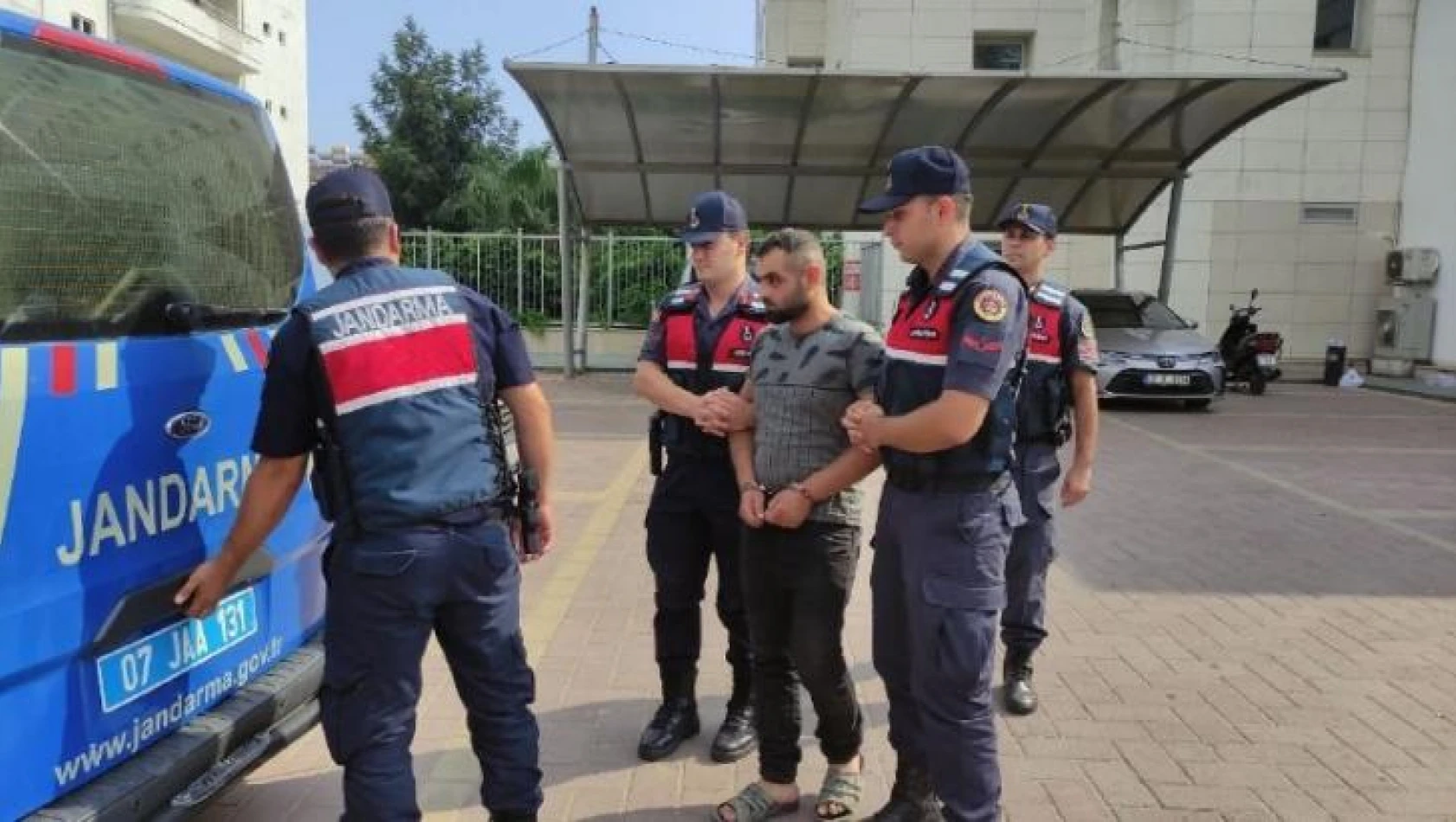 Kötü işçilik nedeniyle tartıştığı arkadaşını sopa ve bıçakla öldürdü