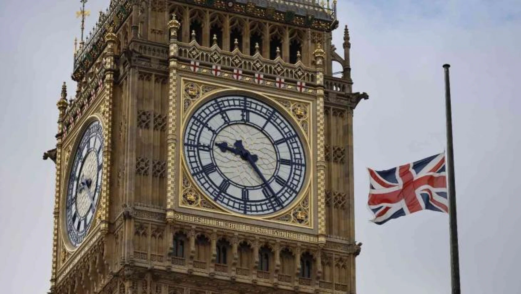 Kraliçe Elizabeth için yapılan saygı duruşu sırasında çanları çalmayan Big Ben'e soruşturma