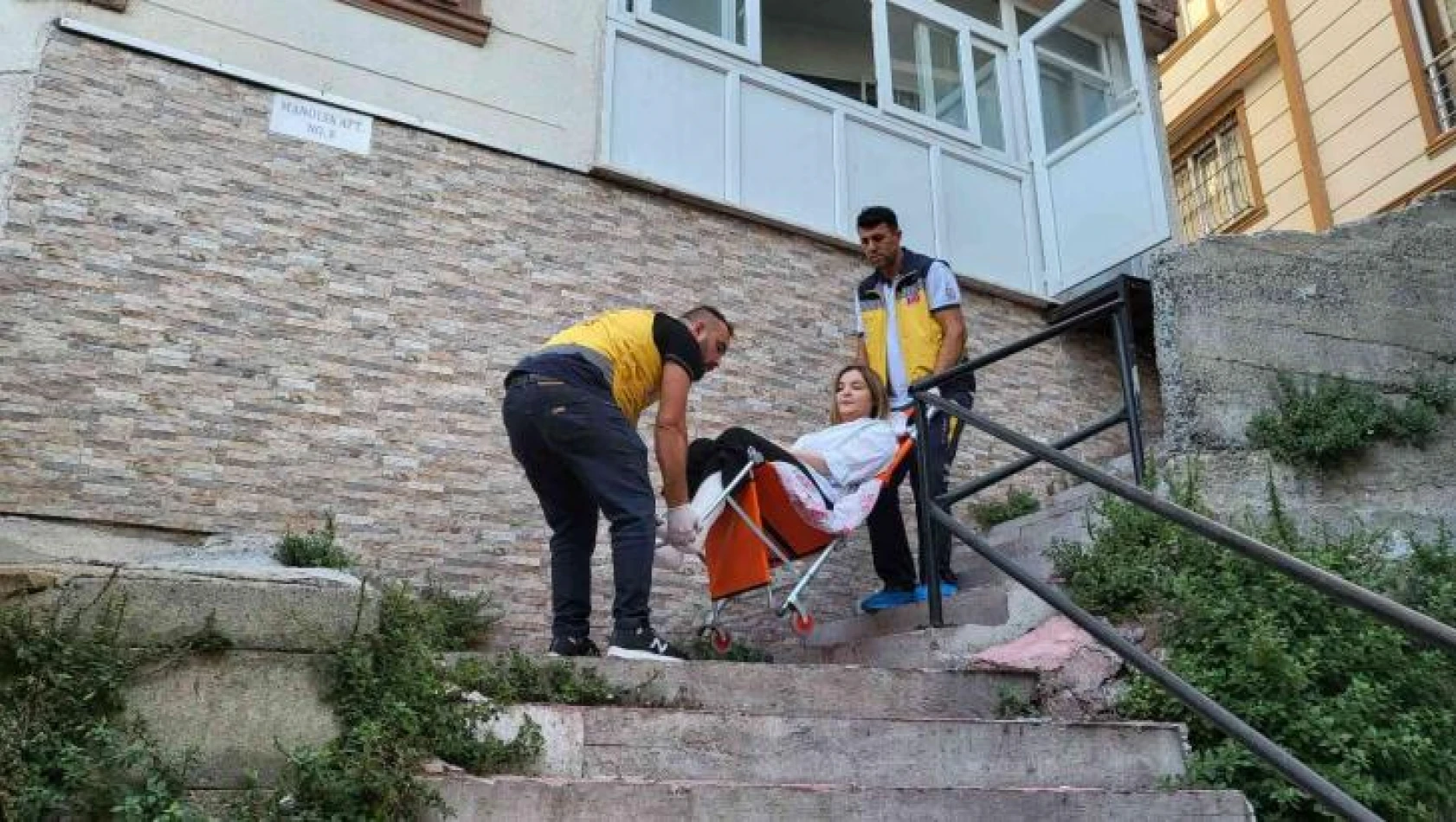 Merdivenlerden düşüp iki ayağını kıran genç sınava ambulansla geldi