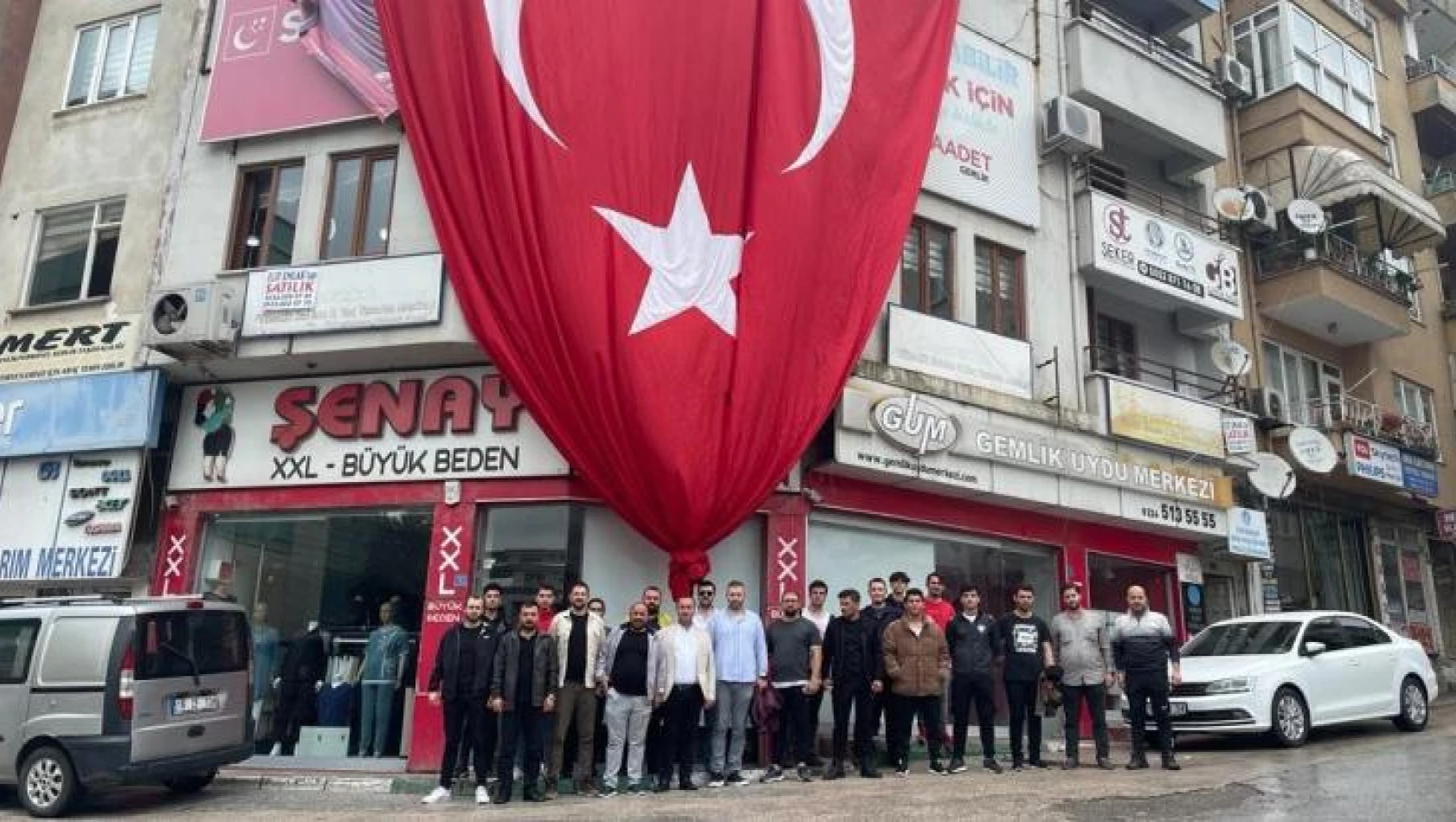 MHP Gemlik İlçe Başkanı Özcanbaz: 'Böyle bir günde Gemlik neden bayraklarla donatılmadı'