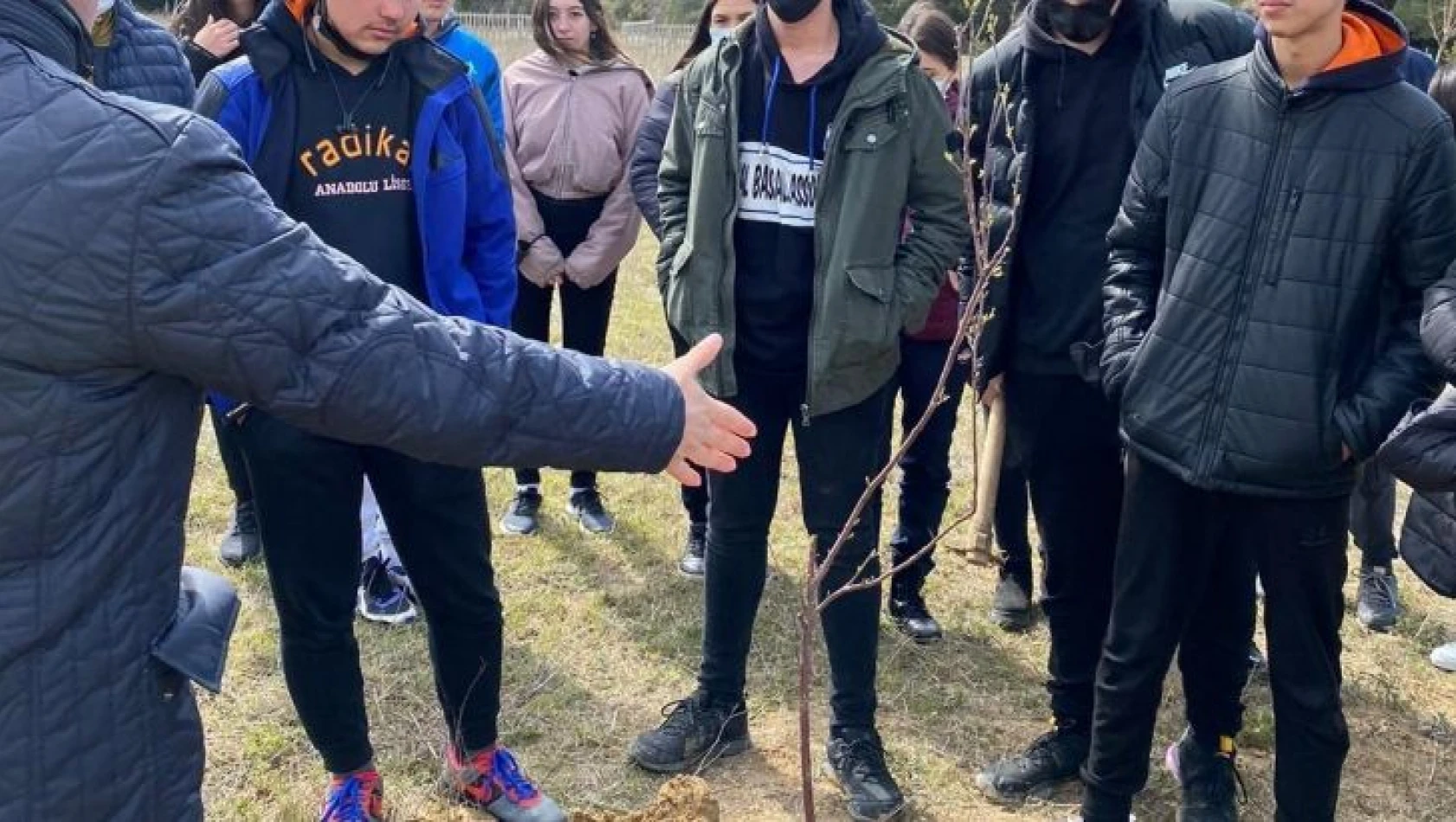 Radikal Okulları öğrencileri Dünya Su Günü'nde fidan dikti