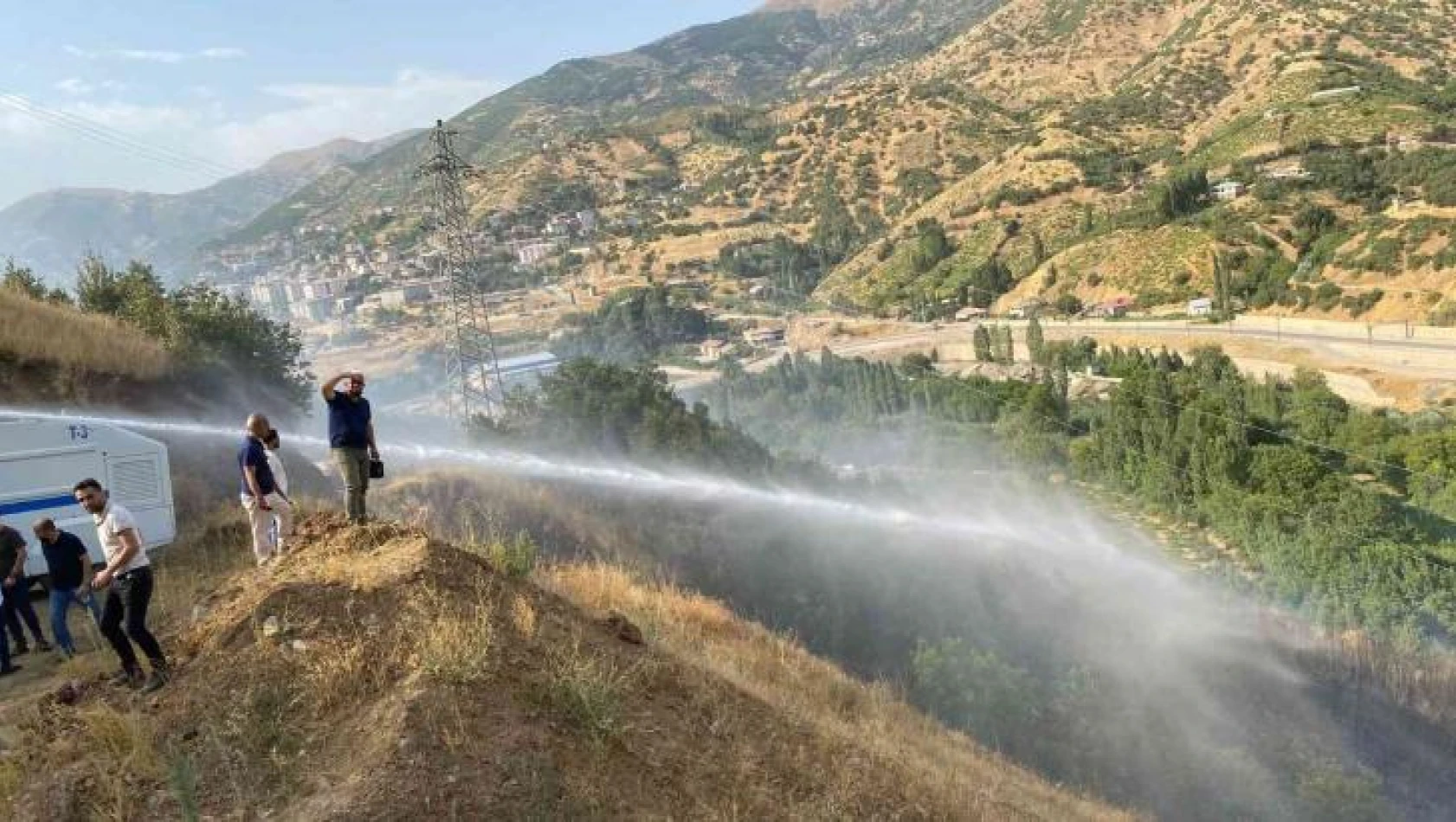 Şemdinli'deki örtü yangınına TOMA'larla müdahale