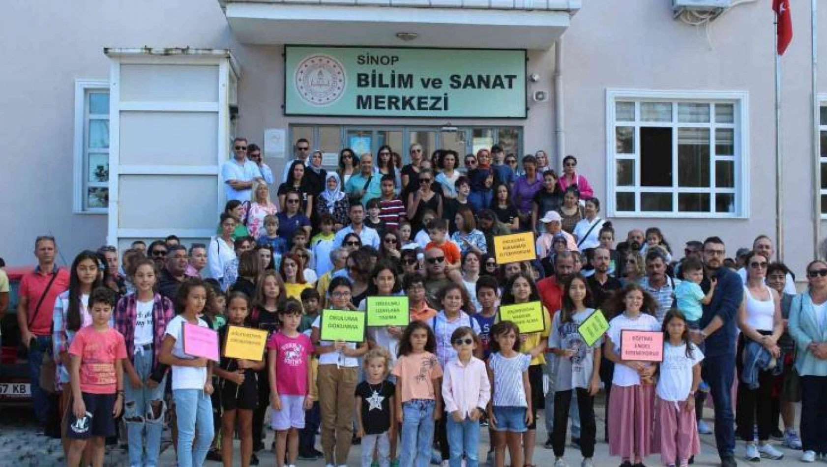 Sinop'ta veliler okul önünde toplandı