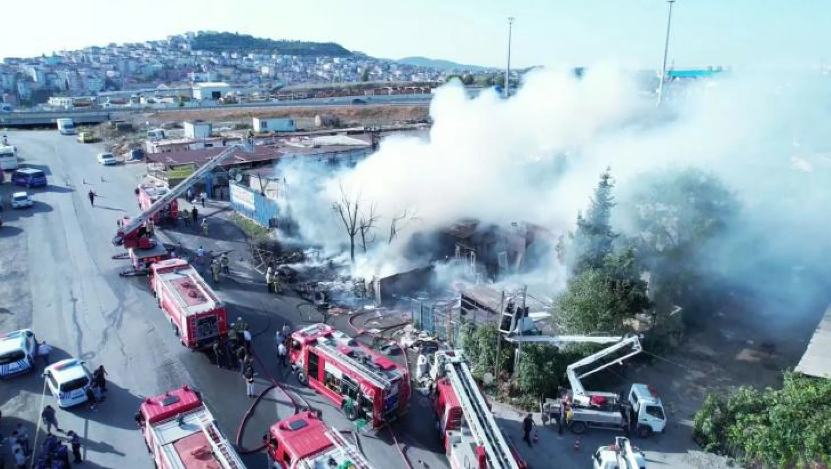 Sultanbeyli'de depo yangını: Komşular birbirine girdi
