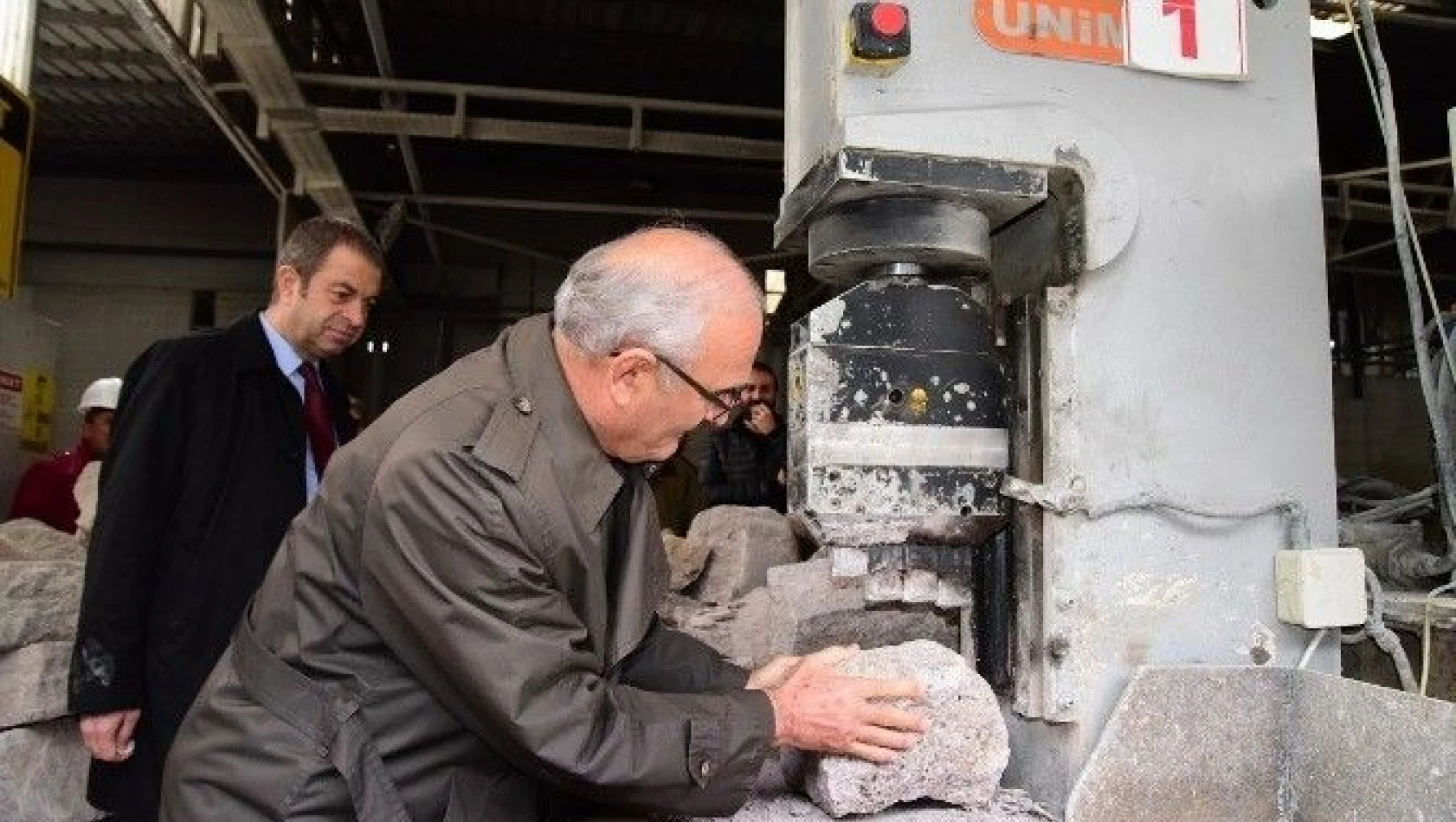 Başkan  Yılmaz  Makinenin  Başına  Geçti  Taş  Kırdı