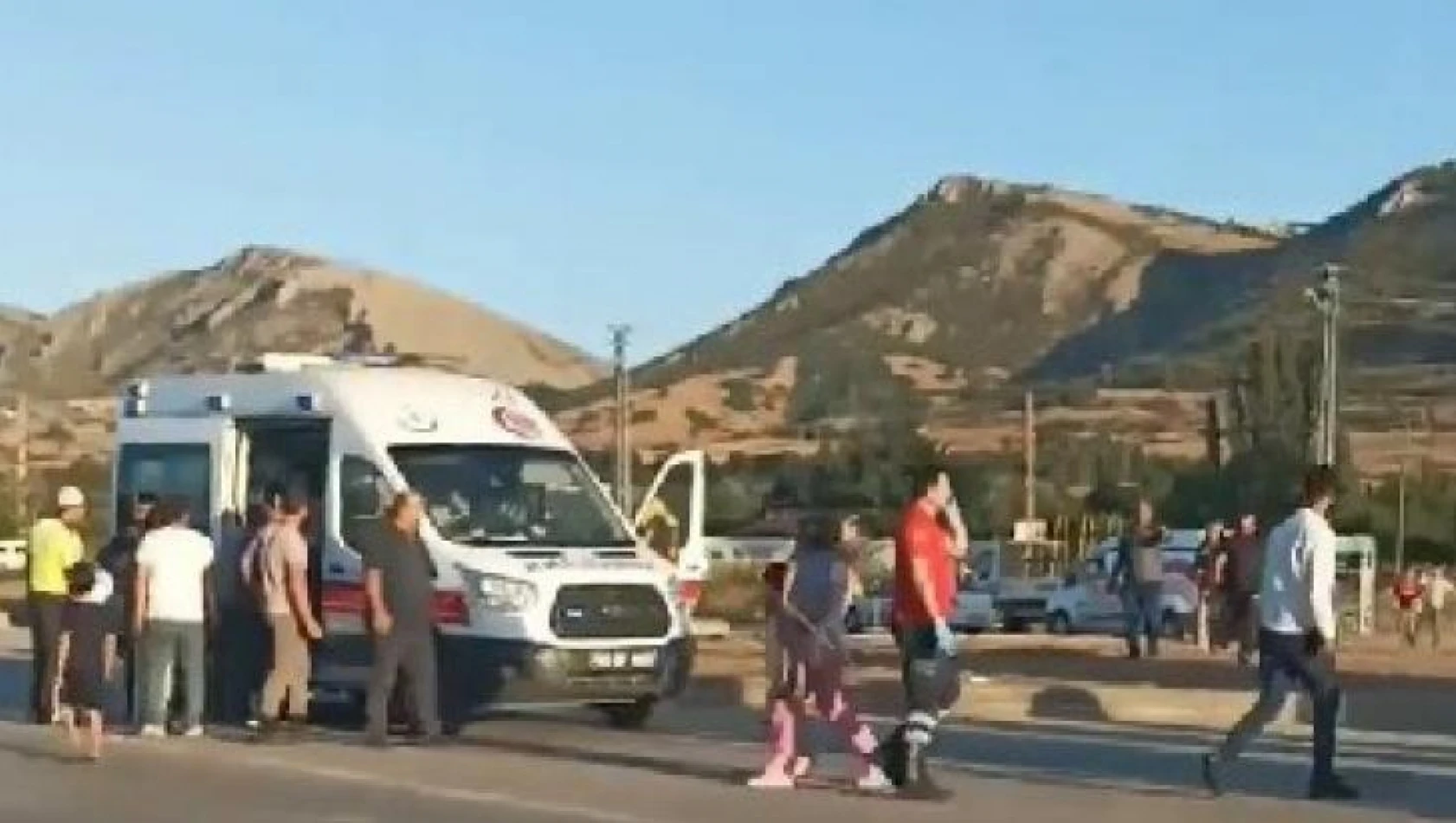 Tokat'ta okul servisi ile hafif ticari araç çarpıştı: 10 yaralı