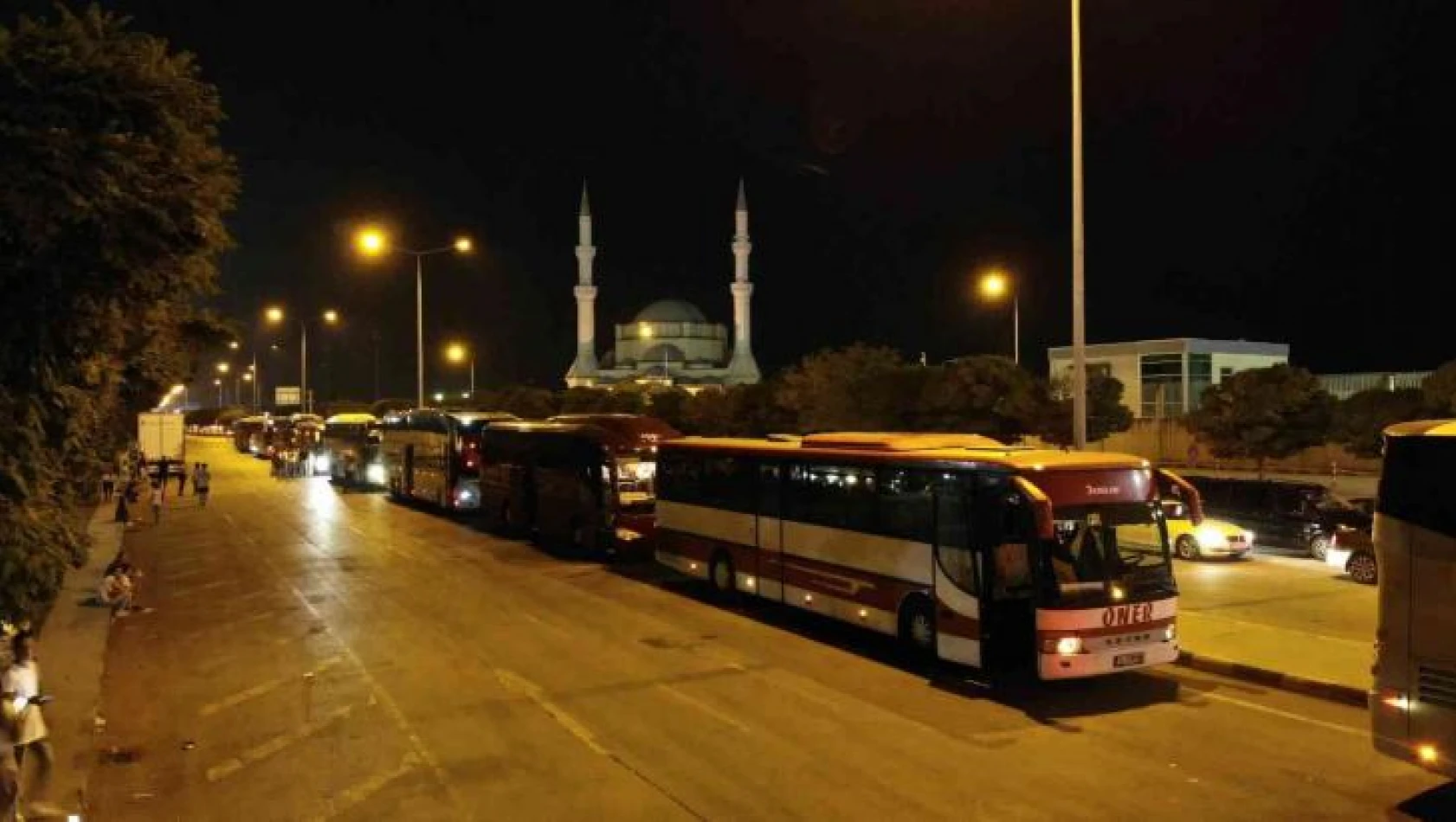 Türkiye'de alışveriş sonrası dönüşe geçen Bulgarlar gümrükte yoğunluk oluşturdu