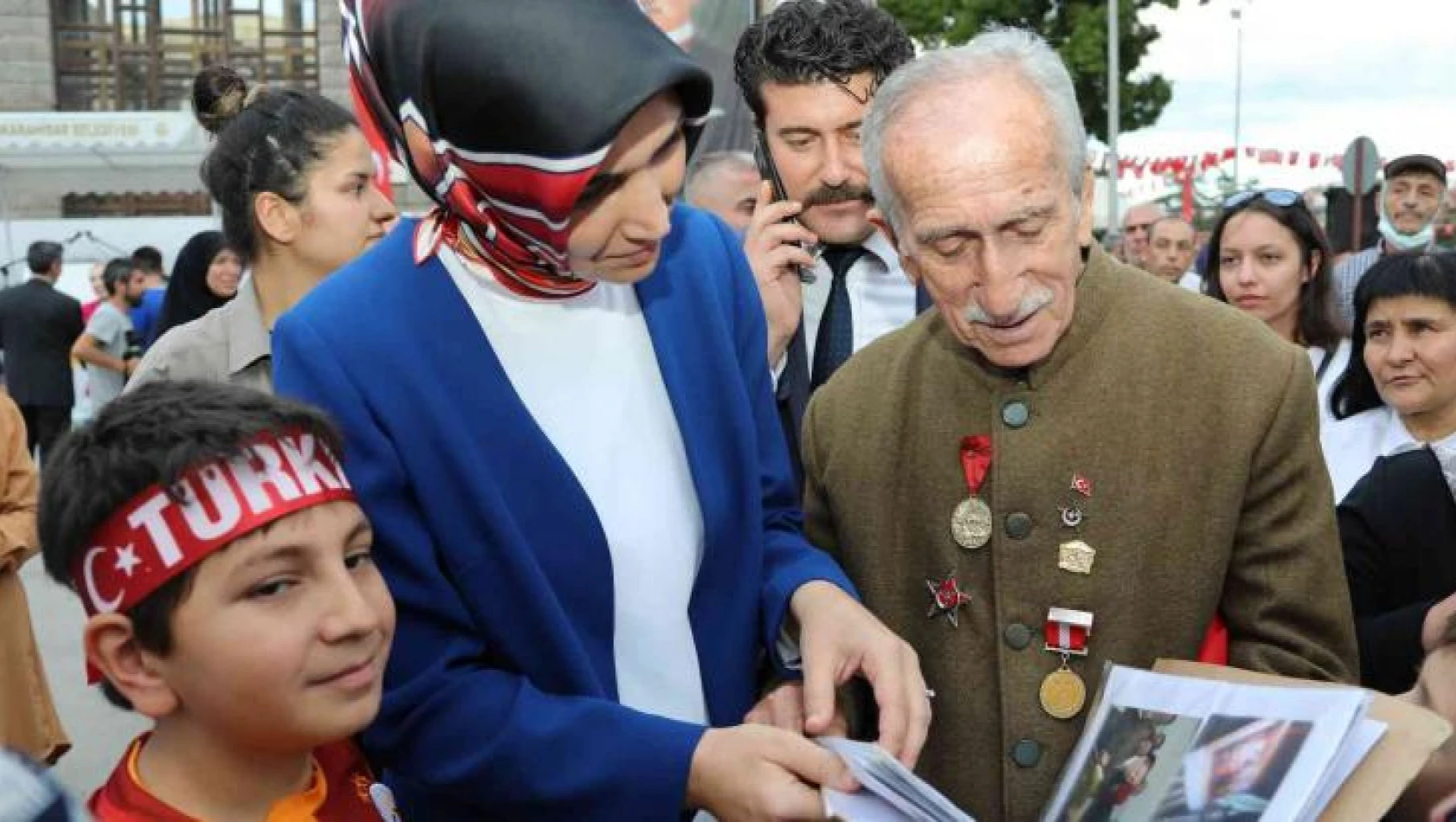 Vali Yiğitbaşı fenalaşan gazi oğluna bakın nasıl müdahale etti