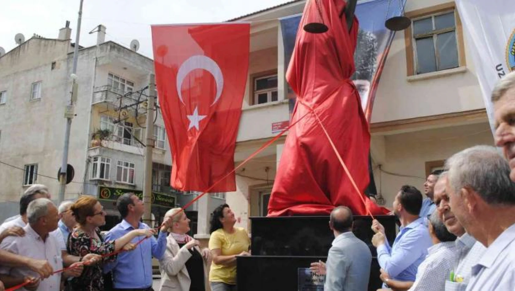 Yakılan Adalet heykelinin yenisi yaptırılarak törenle açıldı