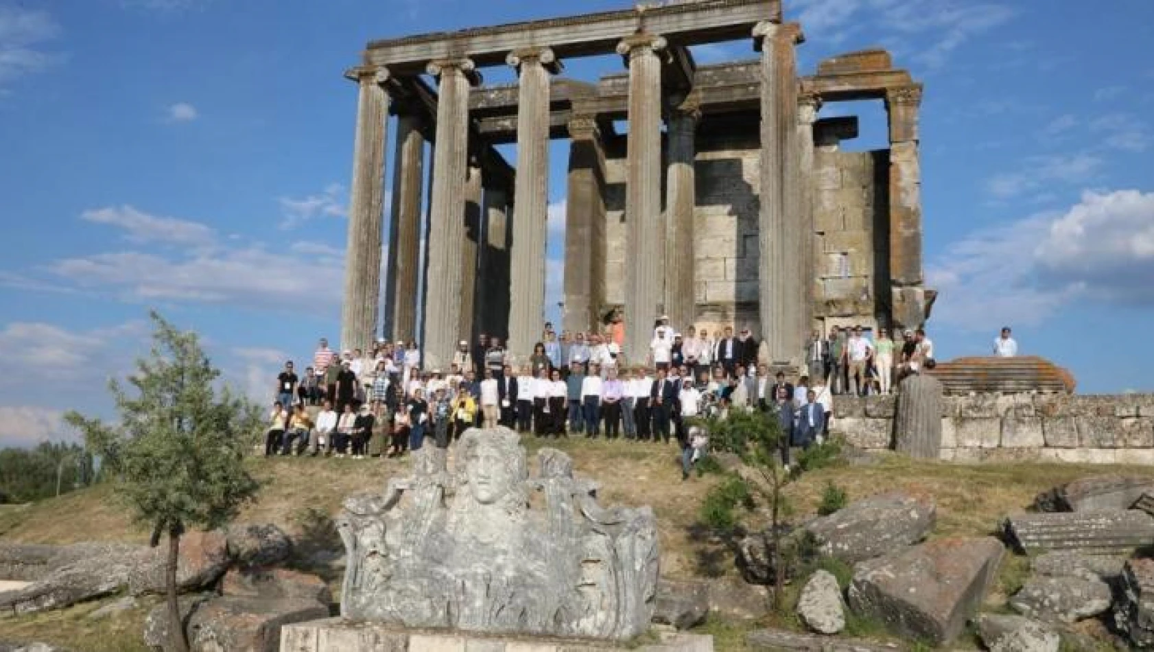 YÖK Başkanı Özvar ve rektörler, Aizanoi Antik Kent'i ziyaret etti