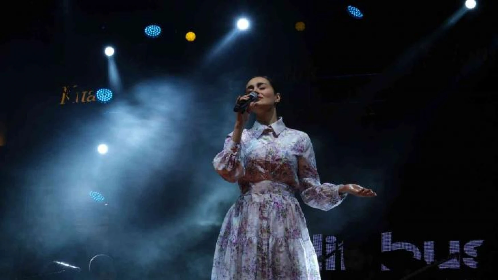 'Samsak Döveci' şarkısıyla zirve yapan Elif Buse Doğan şarkılarını sahnede çocuklarla söyledi
