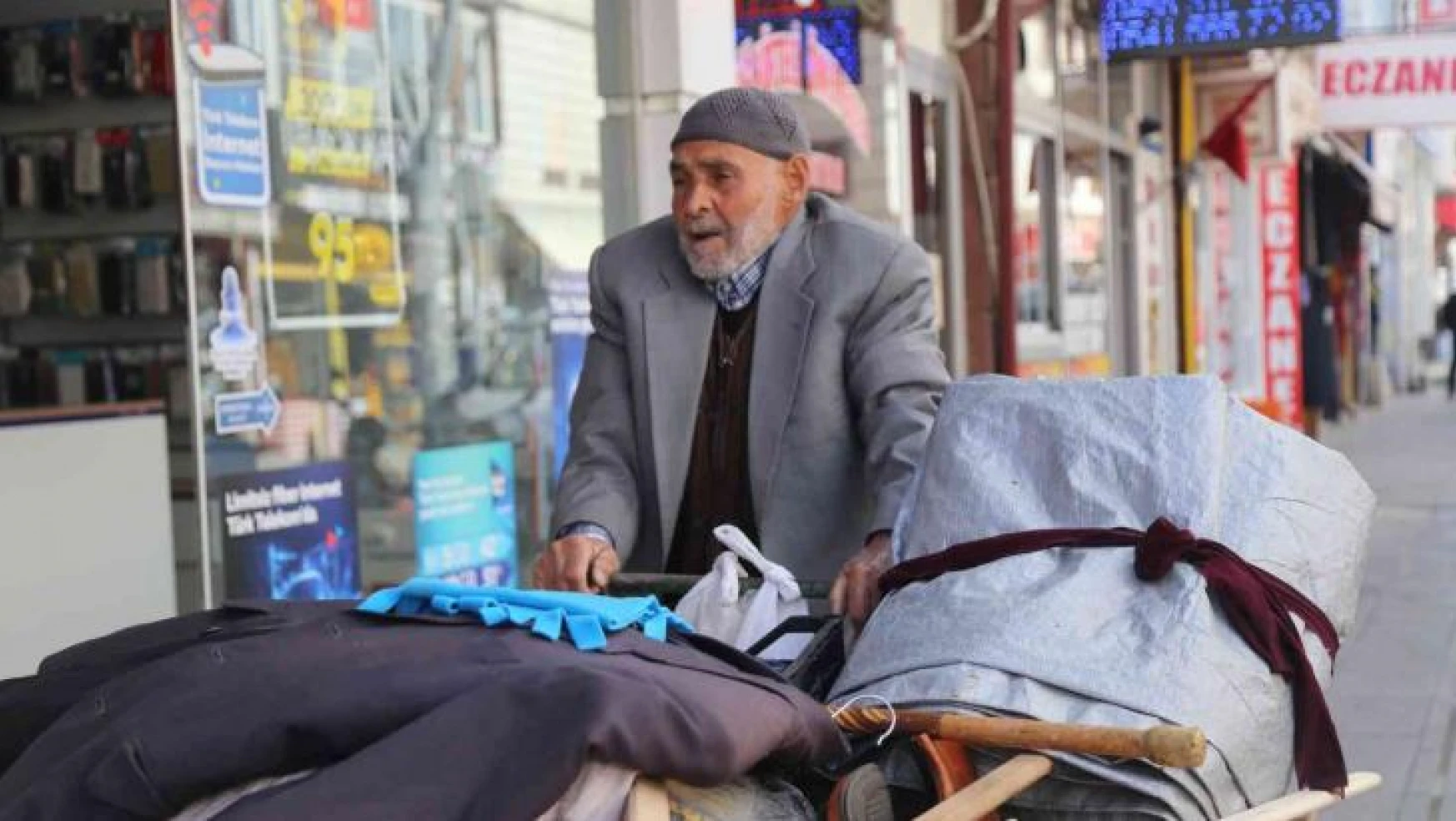 93 yaşındaki Ahmet dede gençlere taş çıkartıyor