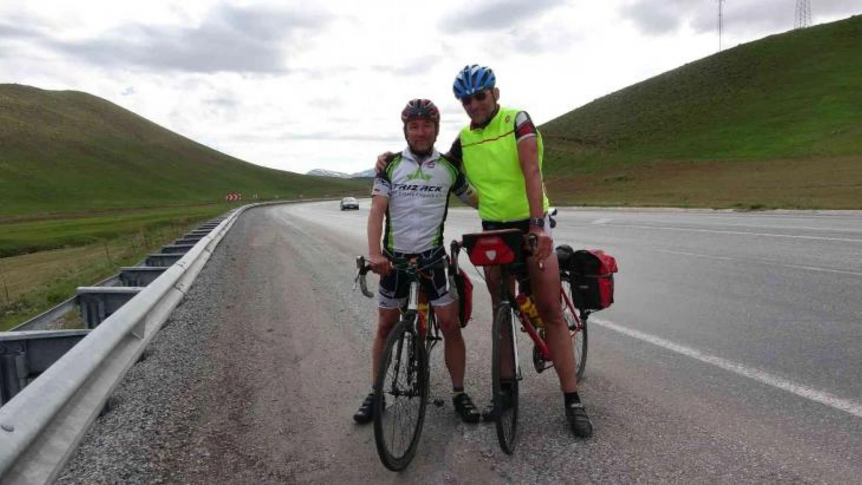 Alman iki kardeş Ukrayna için bisikletle Van'a geldi