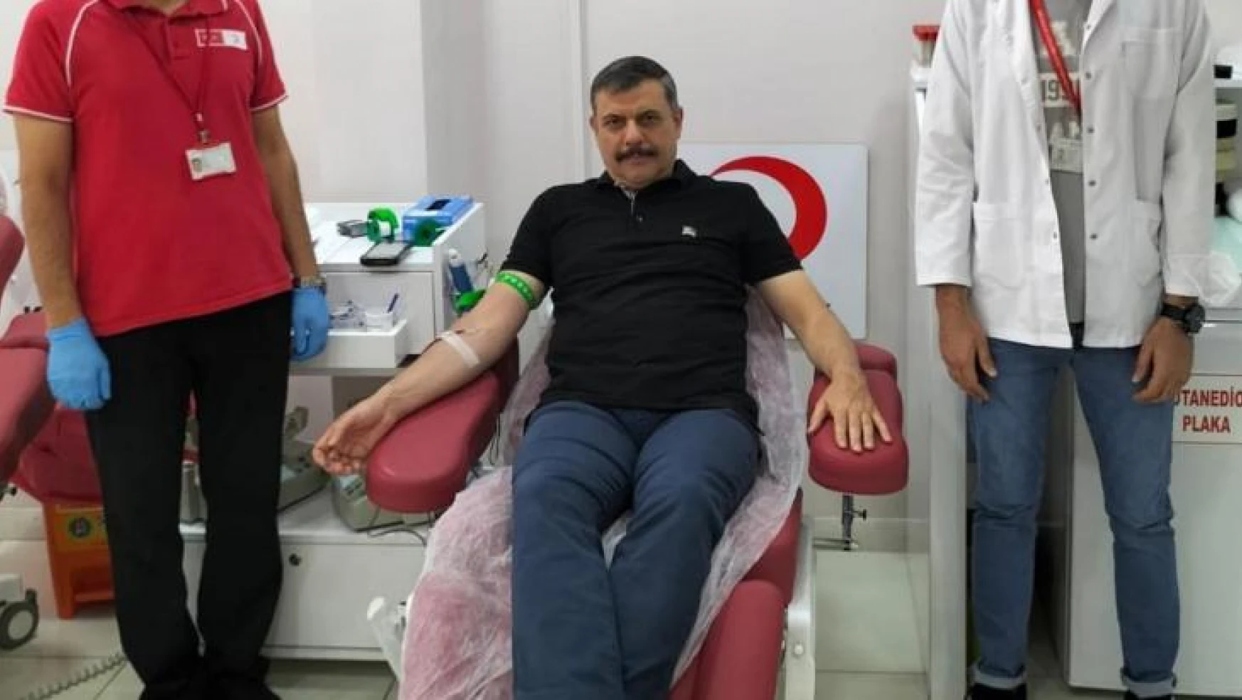 Altın madalya sahibi Vali Çiftçi, 36'ncı kez kan bağışında bulundu
