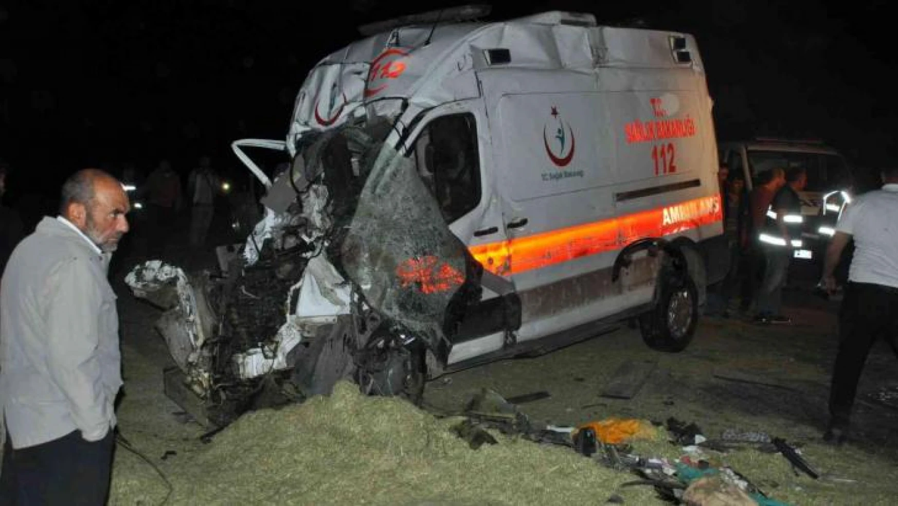 Ambulans traktöre çarptı: 5 yaralı