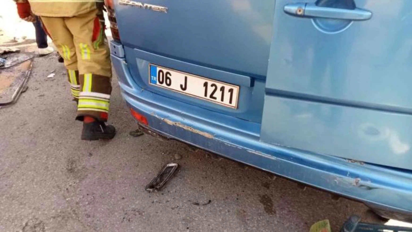 Ankara'da otomobilin çarptığı dolmuş defalarca takla attı: 20 yaralı