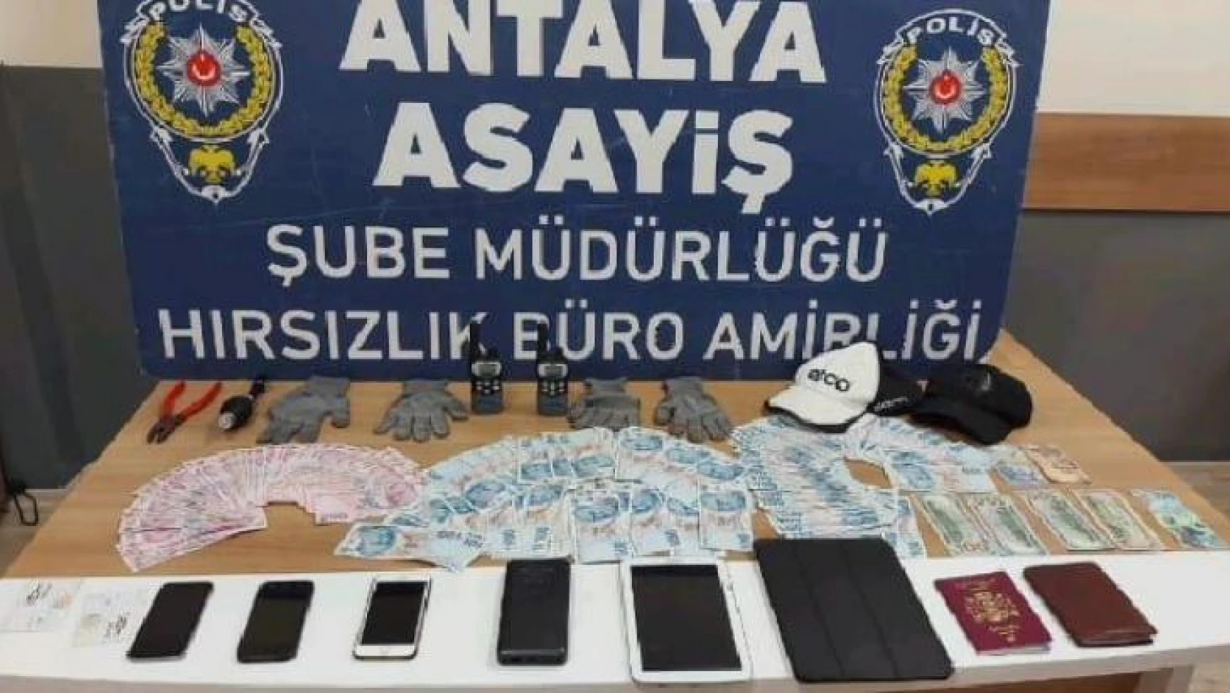Antalya'da bir araçtan 60 bin lira çalan hırsızlar İzmir'de yakalandı