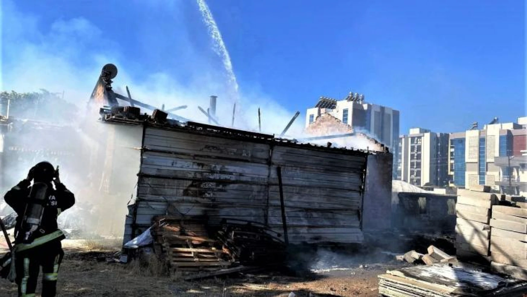 Antalya'da gecekonduyu küle çeviren yangın ekipleri seferber etti