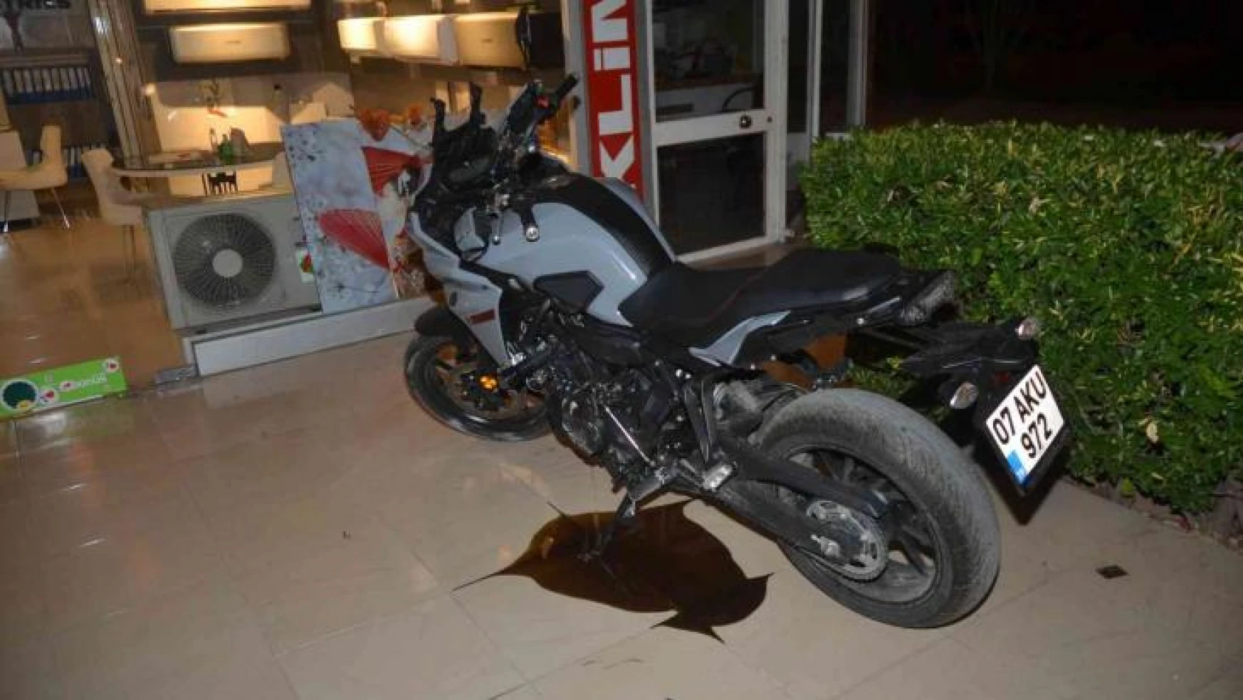 Antalya'da motosiklet refüje çarptı: 2 yaralı