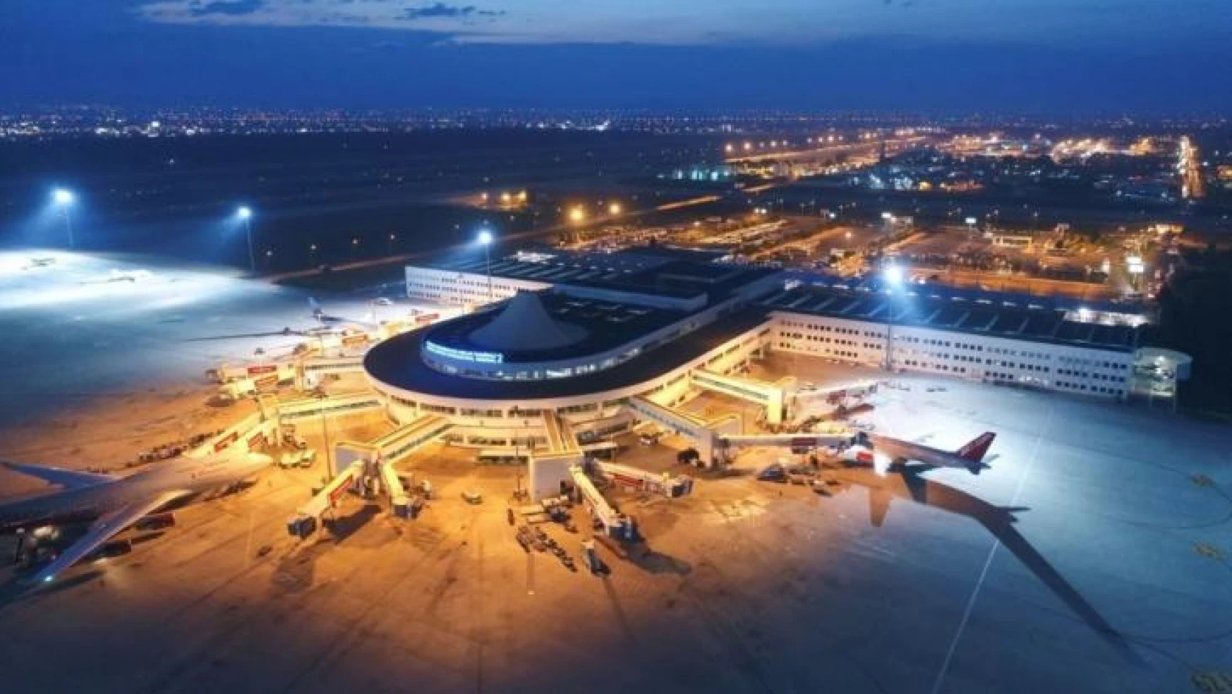 Antalya Havalimanı'nda pandemi sonrasının en yüksek rakamına ulaşıldı