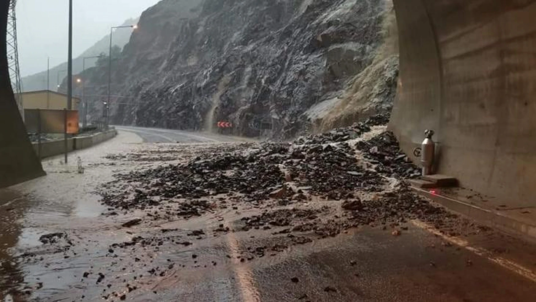 Artvin'de heyelan nedeniyle sürücüler tünelde mahsur kaldı