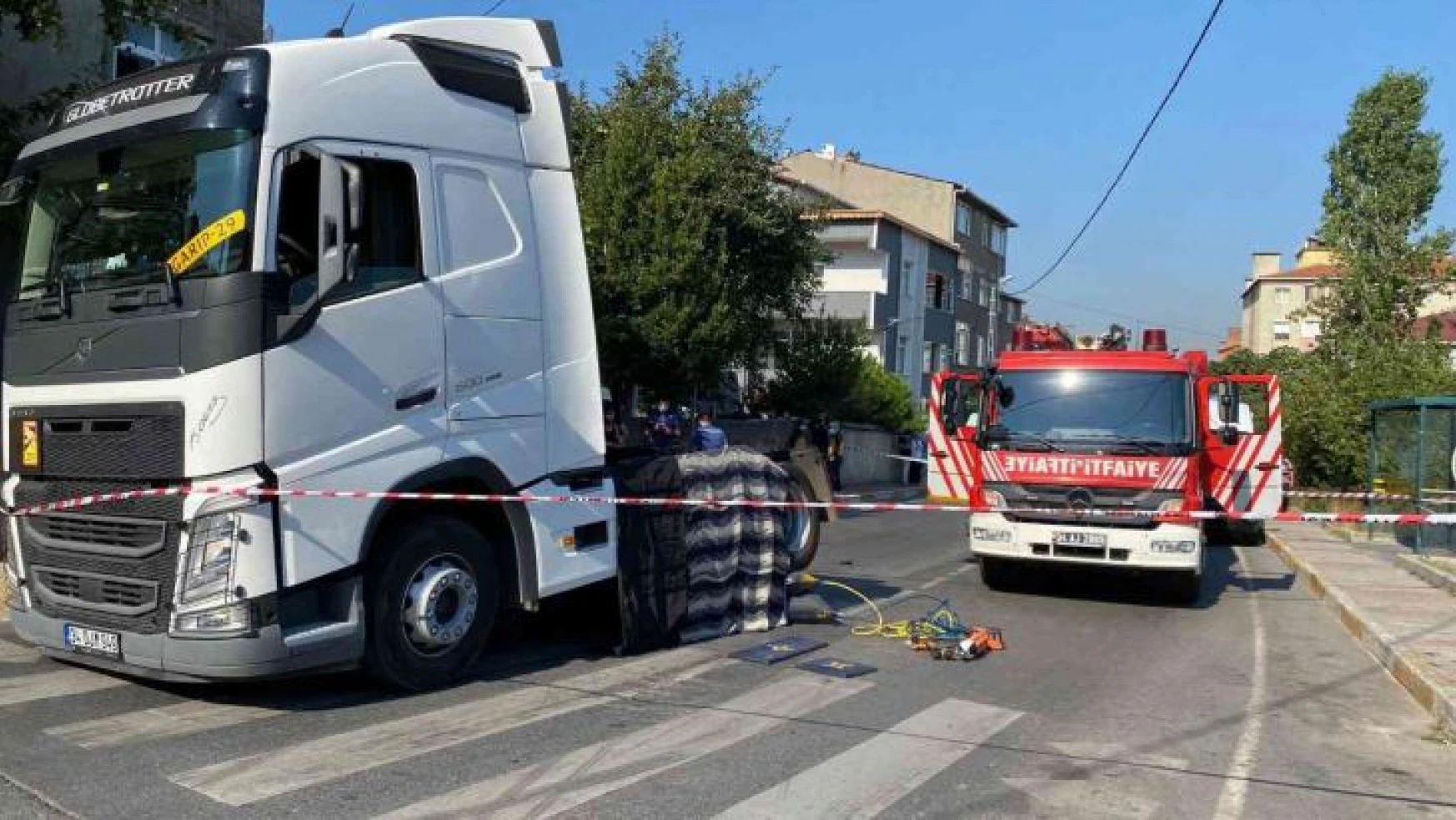 Ataşehir'de feci kaza: Tırın altında 100 metre sürüklenen yaşlı kadın hayatını kaybetti