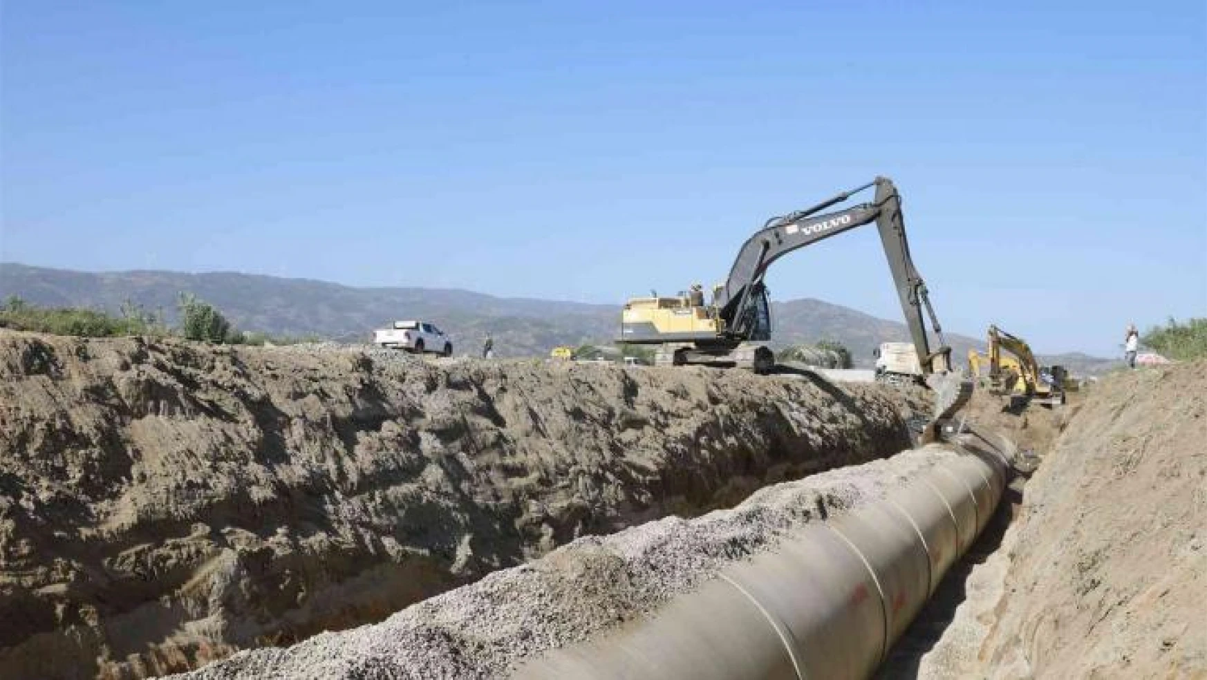 Aydın'da sulama boruları döşeme inşaatı devam ediyor