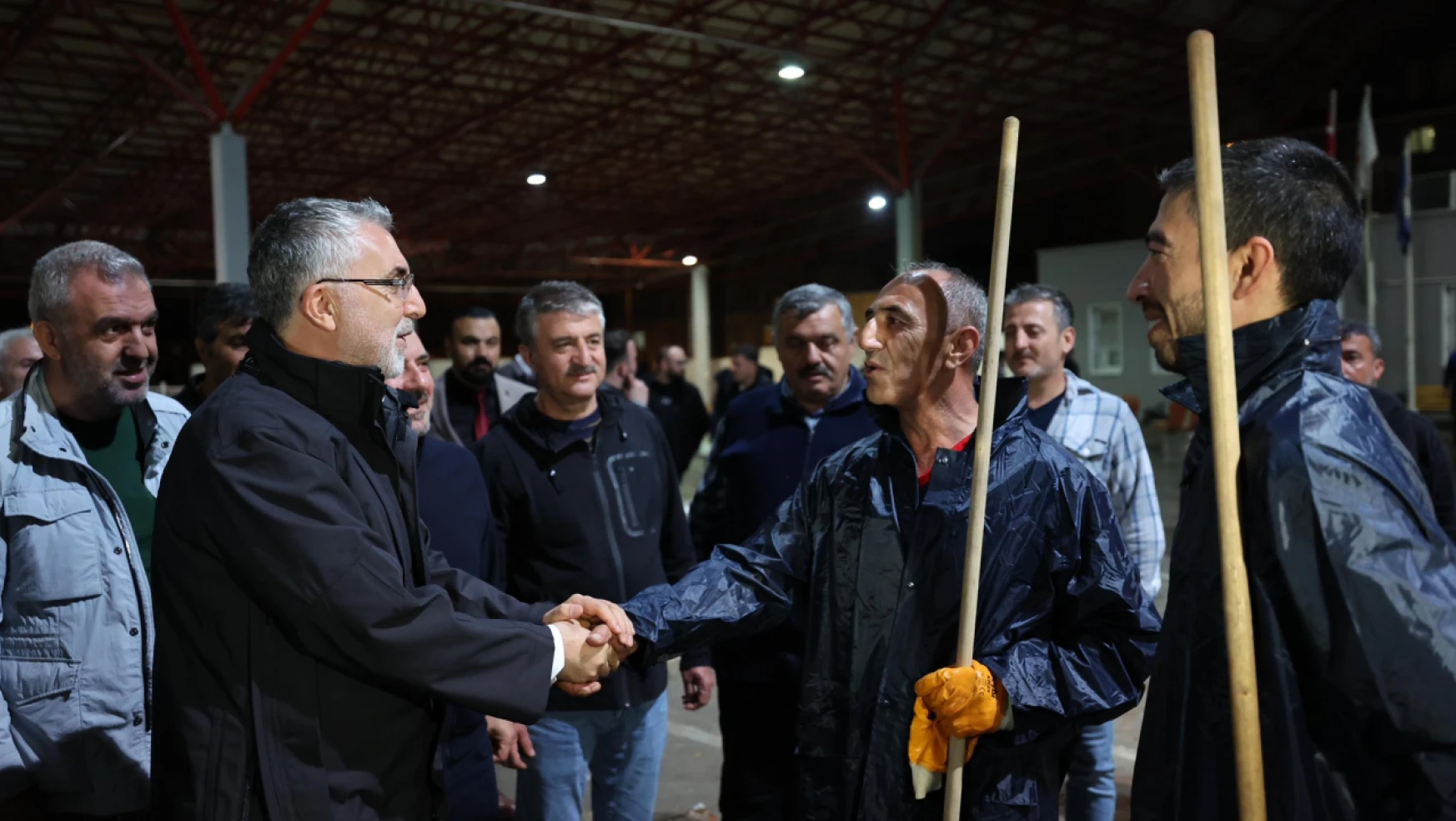Bakan Işıkhan, 1 Mayıs'ı Sincan'da işçilerle karşıladı